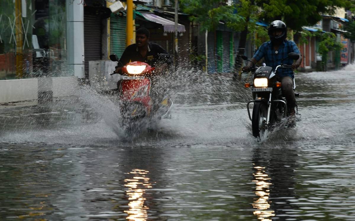 • কলকাতাসহ দক্ষিণবঙ্গের সব জেলাতেই মঙ্গলবার ভারী বৃষ্টির পূর্বাভাস।আগামী পরশু বুধবার ঝোড়ো হাওয়ার সঙ্গে ভারী থেকে অতি ভারী বৃষ্টি হতে পারে দক্ষিণবঙ্গের চার জেলায় । পুরুলিয়া, পশ্চিম বর্ধমান, পশ্চিম মেদিনীপুর ও ঝাড়গ্রামে। • কলকাতাসহ দক্ষিণবঙ্গের সব জেলাতেই মঙ্গলবার ভারী বৃষ্টির পূর্বাভাস।আগামী পরশু বুধবার ঝোড়ো হাওয়ার সঙ্গে ভারী থেকে অতি ভারী বৃষ্টি হতে পারে দক্ষিণবঙ্গের চার জেলায় । পুরুলিয়া, পশ্চিম বর্ধমান, পশ্চিম মেদিনীপুর ও ঝাড়গ্রামে।