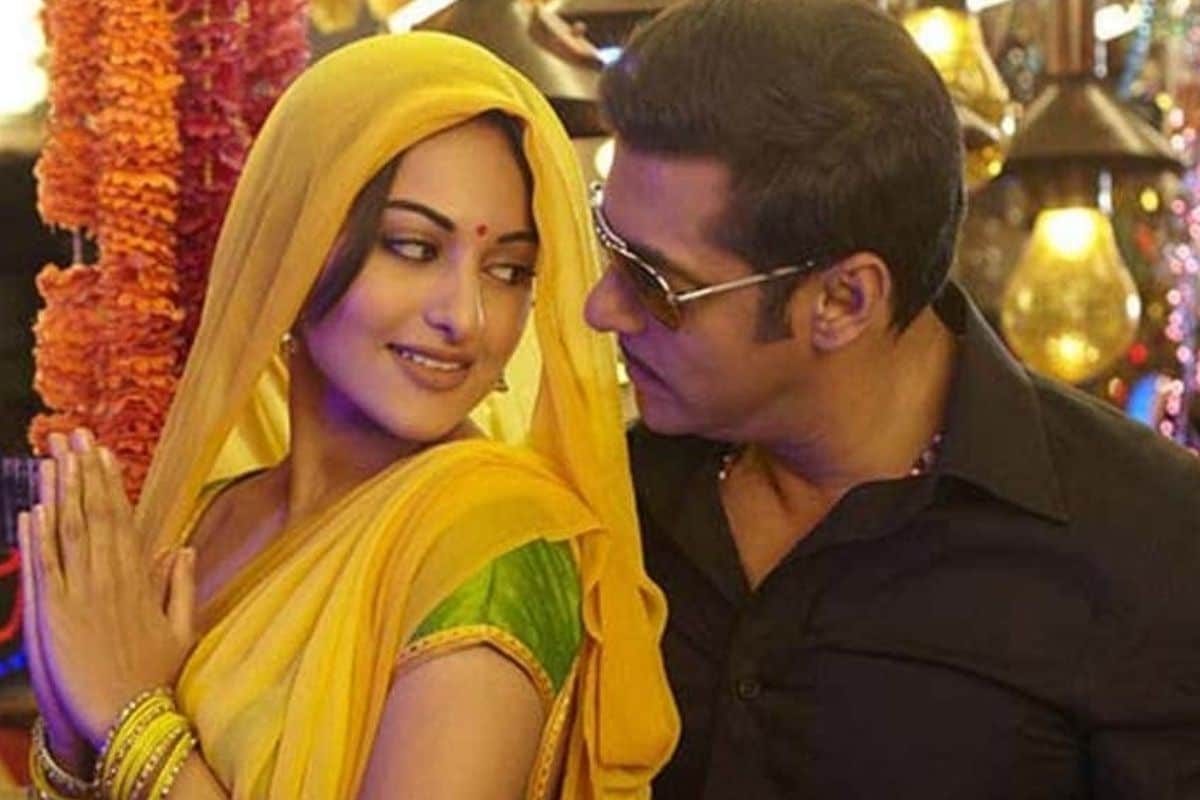সোনাক্ষী সিনহা: সলমনের সঙ্গে সুপারহিট ছবি দাবাং-এ ডেবিউ করেছিলেন শত্রুঘ্ন সিনহার মেয়ে সোনাক্ষী সিনহা ৷ তিনিও বিশেষ একটা সুবিধা করতে পারেননি ৷ এখন অনেক সময়েই তিনি সোশ্যাল মিডিয়ায় বিদ্রুপের শিকার হয়ে থাকেন ৷ এরপরেই সোশ্যাল মিডিয়ায় প্রচার করেছিলেন তিনি ৷ সোনাক্ষী সিনহা: সলমনের সঙ্গে সুপারহিট ছবি দাবাং-এ ডেবিউ করেছিলেন শত্রুঘ্ন সিনহার মেয়ে সোনাক্ষী সিনহা ৷ তিনিও বিশেষ একটা সুবিধা করতে পারেননি ৷ এখন অনেক সময়েই তিনি সোশ্যাল মিডিয়ায় বিদ্রুপের শিকার হয়ে থাকেন ৷ এরপরেই সোশ্যাল মিডিয়ায় প্রচার করেছিলেন তিনি ৷