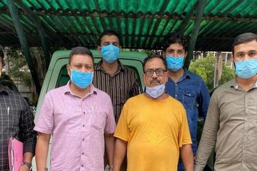 *সিরিয়াল কিলার আসলে পেশায় আয়ুর্বেদ চিকিত্সক দেবেন্দ্র শর্মা (৬২)। আয়ুর্বেদ চিকিৎসার ডিগ্রি তার ঝুলিতে। শুধু খুন নয়, দেবেন্দ্রর বিরুদ্ধে অপহরণ, ডাকাতি, বেআইনি গ্যাস ব্যবসা, বেআইনি কিডনি চক্রের সঙ্গে জড়িত থাকার একাধিক অভিযোগ রয়েছে। ছবিঃ সংগৃহীত। *সিরিয়াল কিলার আসলে পেশায় আয়ুর্বেদ চিকিত্সক দেবেন্দ্র শর্মা (৬২)। আয়ুর্বেদ চিকিৎসার ডিগ্রি তার ঝুলিতে। শুধু খুন নয়, দেবেন্দ্রর বিরুদ্ধে অপহরণ, ডাকাতি, বেআইনি গ্যাস ব্যবসা, বেআইনি কিডনি চক্রের সঙ্গে জড়িত থাকার একাধিক অভিযোগ রয়েছে। ছবিঃ সংগৃহীত।