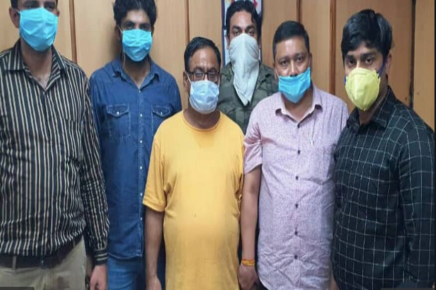 *জেরার সে জানায়, খুন করে উত্তরপ্রদেশের খালে ফেলে দেওয়া হত দেহ। সেখানে থাকা কুমীর দেহ খেয়ে নেওয়ায় কোনও সূত্র মিলত না। পাশাপাশি ডাকাতি করা ট্যাক্সি বা ট্রাকগুলিকে বিক্রি করে দেওয়া হত অর্থের বিনিময়ে। তবে কোনভাবে কোনও ট্রাক বা গাড়ি বিক্রি না হলে, সেগুলি স্ক্যাপ করে বিক্রি করে দিত দেবেন্দ্র। ছবিঃ সংগৃহীত। *জেরার সে জানায়, খুন করে উত্তরপ্রদেশের খালে ফেলে দেওয়া হত দেহ। সেখানে থাকা কুমীর দেহ খেয়ে নেওয়ায় কোনও সূত্র মিলত না। পাশাপাশি ডাকাতি করা ট্যাক্সি বা ট্রাকগুলিকে বিক্রি করে দেওয়া হত অর্থের বিনিময়ে। তবে কোনভাবে কোনও ট্রাক বা গাড়ি বিক্রি না হলে, সেগুলি স্ক্যাপ করে বিক্রি করে দিত দেবেন্দ্র। ছবিঃ সংগৃহীত।