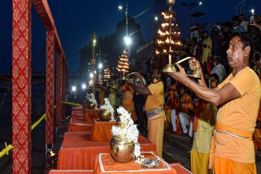 *চন্দ্রকান্ত সোমপুরা বলেন, প্রথমবার যখন তিনি রাম মন্দিরের গর্ভগৃহের প্রবেশ করার সুযোগ পেয়েছিলেন তখন তাঁর সঙ্গে কোনও রকম যন্ত্রপাতি নিয়ে যাওয়ার অনুমতি ছিল না। ফলে পায়ের পাতা মেপে ভেতরের মাপ নিয়েছিলেন। আর তার ভিত্তিতেই তৈরি হয়েছিল প্রাথমিক পেন্সিল স্কেচ। এরপর সেই স্কেচকে ট্রেসিং পেপারে ছাপ তুলে রং করে নকশা তৈরি হয়। ছবি: সংগৃহীত। *চন্দ্রকান্ত সোমপুরা বলেন, প্রথমবার যখন তিনি রাম মন্দিরের গর্ভগৃহের প্রবেশ করার সুযোগ পেয়েছিলেন তখন তাঁর সঙ্গে কোনও রকম যন্ত্রপাতি নিয়ে যাওয়ার অনুমতি ছিল না। ফলে পায়ের পাতা মেপে ভেতরের মাপ নিয়েছিলেন। আর তার ভিত্তিতেই তৈরি হয়েছিল প্রাথমিক পেন্সিল স্কেচ। এরপর সেই স্কেচকে ট্রেসিং পেপারে ছাপ তুলে রং করে নকশা তৈরি হয়। ছবি: সংগৃহীত।