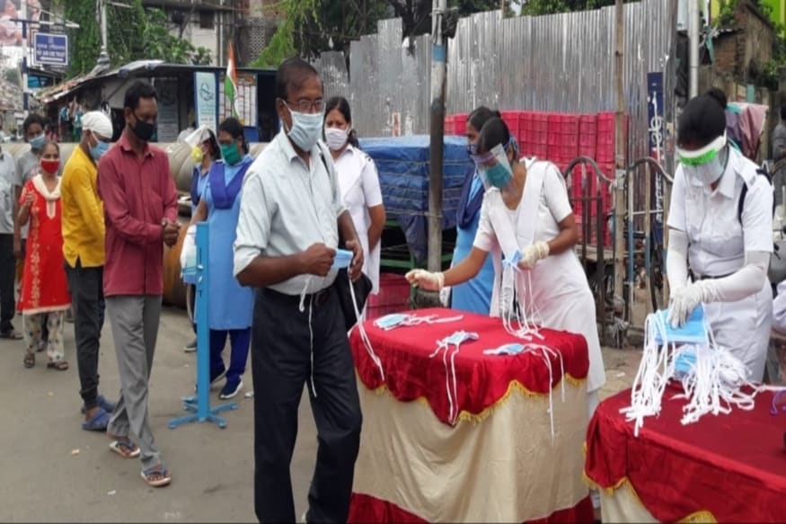 *রাখীবন্ধন উৎসবে হাতে রাখী নয়, মুখে মাস্ক পরিয়ে করোনামুক্ত কলকাতা গড়ার প্রার্থনা করল কলকাতা পুলিশের মহিলা বাহিনী। *রাখীবন্ধন উৎসবে হাতে রাখী নয়, মুখে মাস্ক পরিয়ে করোনামুক্ত কলকাতা গড়ার প্রার্থনা করল কলকাতা পুলিশের মহিলা বাহিনী।