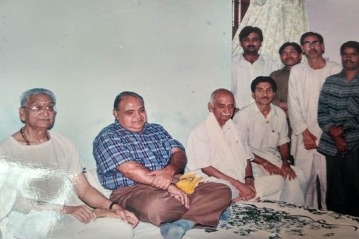 *প্রাথমিকভাবে রাম মন্দিরের জন্য ২৩টি নকশা তৈরি করেছিলেন চন্দ্রকান্ত সোমপুরা। তারমধ্যে একটি অনুমোদন করে বিশ্ব হিন্দু পরিষদ। সেই সময় ওই নকশা অনুযায়ী মন্দির নির্মাণের ভাবনা ছিল। একটি কাঠের মডেল তৈরি করা হয়েছিল, সে বছর কুম্ভ মেলায় সাধু-সন্তরা মন্দিরের সেই মডেলটি অনুমোদন করেন। ছবি: সংগৃহীত। *প্রাথমিকভাবে রাম মন্দিরের জন্য ২৩টি নকশা তৈরি করেছিলেন চন্দ্রকান্ত সোমপুরা। তারমধ্যে একটি অনুমোদন করে বিশ্ব হিন্দু পরিষদ। সেই সময় ওই নকশা অনুযায়ী মন্দির নির্মাণের ভাবনা ছিল। একটি কাঠের মডেল তৈরি করা হয়েছিল, সে বছর কুম্ভ মেলায় সাধু-সন্তরা মন্দিরের সেই মডেলটি অনুমোদন করেন। ছবি: সংগৃহীত।