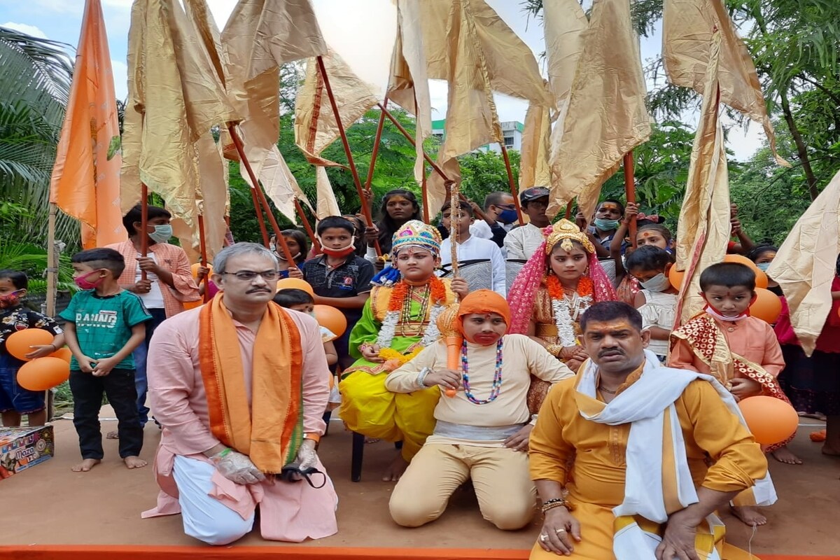 *অযোধ্যায় প্রধানমন্ত্রী নরেন্দ্র মোদি যখন রাম মন্দিরের শিলান্যাস করেন, ঠিক সেইসময় কলকাতাতেও ধুমধাম করে ভগবান রামের পুজোর আয়োজন করেছিলেন বিজেপি নেতা রাকেশ সিং। দক্ষিণ কলকাতার অর্ফানগঞ্জ রোডে রামমন্দিরেই রাকেশ ভগবান রামের পুজোর আয়োজন করেছিলেন। কচিকাঁচা থেকে শুরু করে সব বয়সি মিলিয়ে এখানে প্রায় কয়েকশো জমায়েত হয়েছিল। তাতেই লকডাউনের বিধি ভঙ্গ করা হয়েছে বলে অভিযোগ পুলিশের। সেই অভিযোগে বিজেপি নেতারা রাকেশের বিরুদ্ধে মামলা রুজু করার আবেদন জানিয়ে আদালতের দ্বারস্থ হল ওয়াটগঞ্জ থানা। *অযোধ্যায় প্রধানমন্ত্রী নরেন্দ্র মোদি যখন রাম মন্দিরের শিলান্যাস করেন, ঠিক সেইসময় কলকাতাতেও ধুমধাম করে ভগবান রামের পুজোর আয়োজন করেছিলেন বিজেপি নেতা রাকেশ সিং। দক্ষিণ কলকাতার অর্ফানগঞ্জ রোডে রামমন্দিরেই রাকেশ ভগবান রামের পুজোর আয়োজন করেছিলেন। কচিকাঁচা থেকে শুরু করে সব বয়সি মিলিয়ে এখানে প্রায় কয়েকশো জমায়েত হয়েছিল। তাতেই লকডাউনের বিধি ভঙ্গ করা হয়েছে বলে অভিযোগ পুলিশের। সেই অভিযোগে বিজেপি নেতারা রাকেশের বিরুদ্ধে মামলা রুজু করার আবেদন জানিয়ে আদালতের দ্বারস্থ হল ওয়াটগঞ্জ থানা।