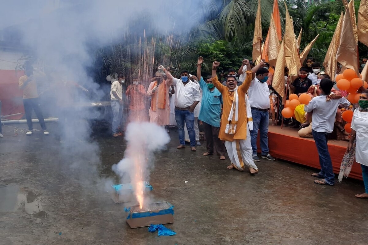 *অযোধ্যায় রাম মন্দির শিলান্যাস হওয়ার পরই অর্ফানগঞ্জ রোডের মন্দিরে আতশবাজি পুড়িয়ে আনন্দ উদযাপন করা হয়। ভক্তরা মিলে গানের তালে নাচেও সামিল হন। সেখানে অবশ্য সামাজিক দূরত্বের বালাই ছিল না। বিজেপি নেতা রাকেশ বলেন, *অযোধ্যায় রাম মন্দির শিলান্যাস হওয়ার পরই অর্ফানগঞ্জ রোডের মন্দিরে আতশবাজি পুড়িয়ে আনন্দ উদযাপন করা হয়। ভক্তরা মিলে গানের তালে নাচেও সামিল হন। সেখানে অবশ্য সামাজিক দূরত্বের বালাই ছিল না। বিজেপি নেতা রাকেশ বলেন,