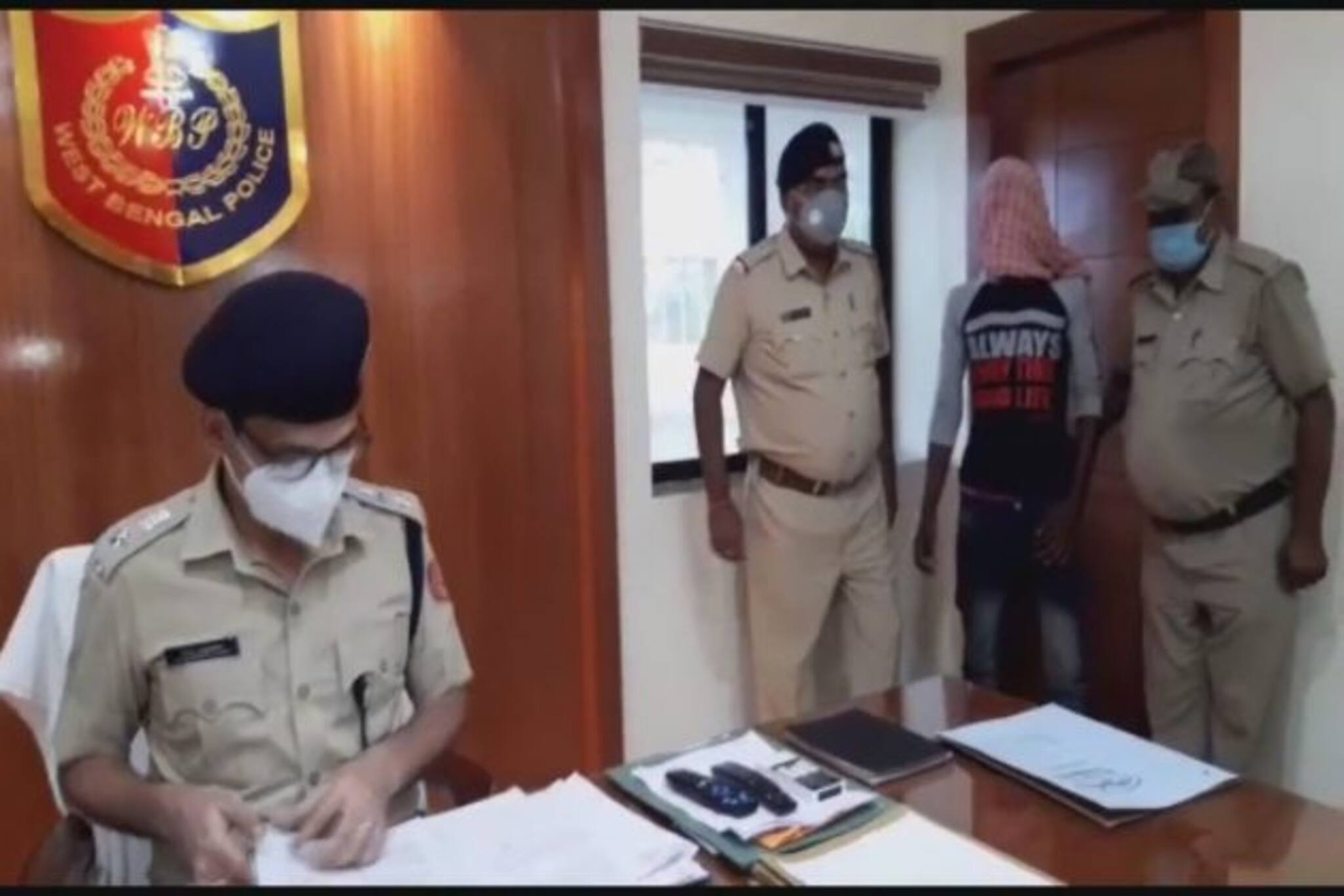 হাতবদলের আগেই পুলিশের জালে পাচারকারী, লক্ষ লক্ষ টাকার জাল নোট উদ্ধার