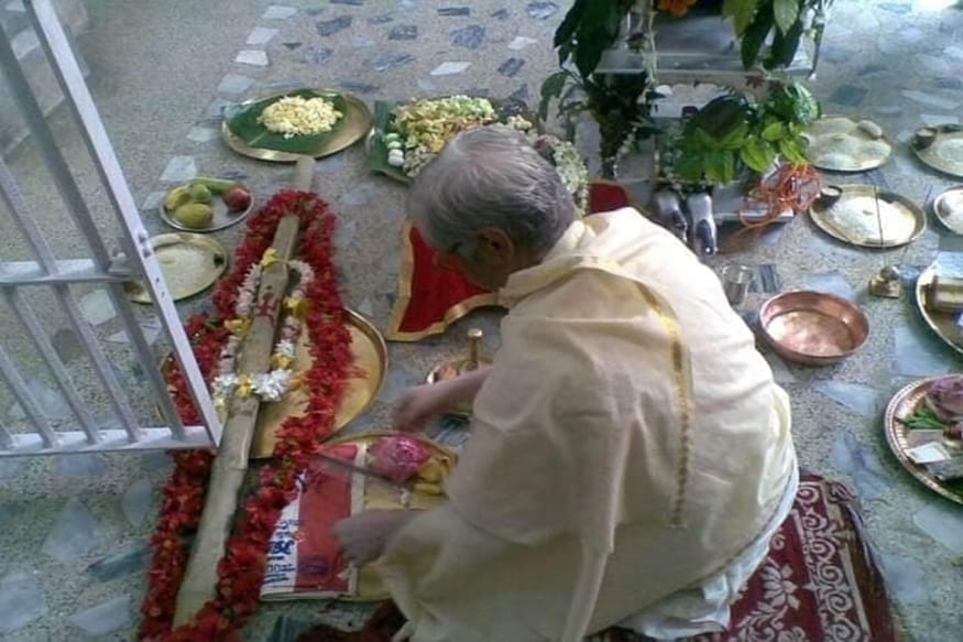 *এখনও নিয়ম করে প্রতিবছর রথের দিন কাঠামো পুজো হয় বড় তরফের পুজোয়। আর উল্টোরথের দিন হয় ছোট তরফের কাঠামোপুজো। কাঠামোপুজো হলেই বাড়িতে উৎসবের আঁচ লাগে৷ আগে পুজোতে বিনোদনের আয়োজন করা হত৷ বল ড্যান্স ও বাইজি নাচের আসর বসত হত রাজবাড়িতে৷ অবশ্য অনেকদিন হল তা বন্ধ হয়ে গিয়েছে ৷ *এখনও নিয়ম করে প্রতিবছর রথের দিন কাঠামো পুজো হয় বড় তরফের পুজোয়। আর উল্টোরথের দিন হয় ছোট তরফের কাঠামোপুজো। কাঠামোপুজো হলেই বাড়িতে উৎসবের আঁচ লাগে৷ আগে পুজোতে বিনোদনের আয়োজন করা হত৷ বল ড্যান্স ও বাইজি নাচের আসর বসত হত রাজবাড়িতে৷ অবশ্য অনেকদিন হল তা বন্ধ হয়ে গিয়েছে ৷