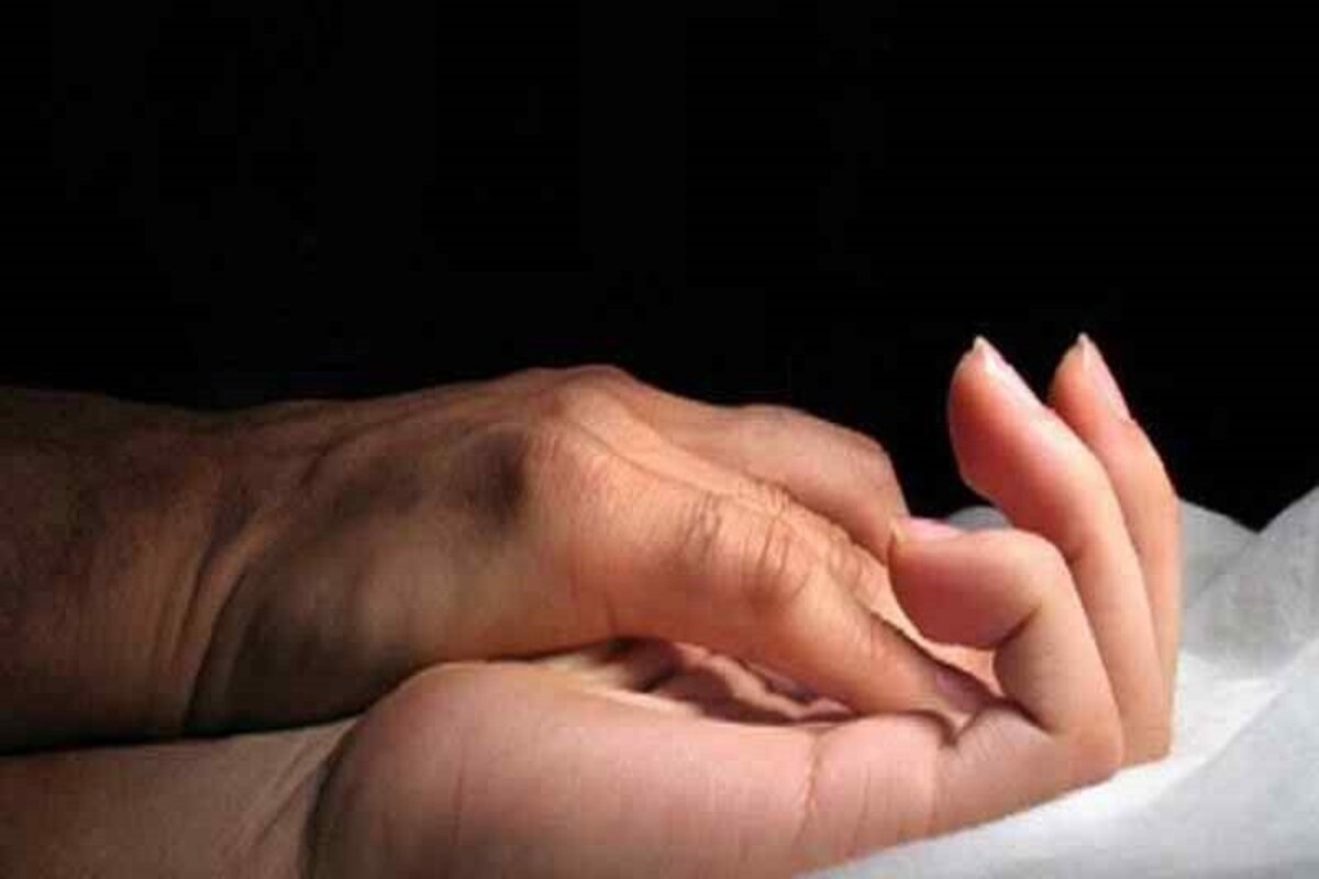 *২০২০-র ফেব্রুয়ারিতে গুজরাতের ভাদোদরার আলকাপুরির বাসিন্দা ওই তরুণীর সঙ্গে বিয়ে হয় গান্ধিনগরের বাসিন্দা যুবকের। তরুণীর অভিযোগ, বিয়ের পর থেকেই এই পরিস্থিতির শিকার তিনি। এতদিন সহ্য করেছেন। কিন্তু অত্যাচারের মাত্রা বাড়তে থাকায় ১০ মার্চ শ্বশুরবাড়ি থেকে পালিয়ে বাপের বাড়িতে চলে যান। প্রতীকী ছবি। *২০২০-র ফেব্রুয়ারিতে গুজরাতের ভাদোদরার আলকাপুরির বাসিন্দা ওই তরুণীর সঙ্গে বিয়ে হয় গান্ধিনগরের বাসিন্দা যুবকের। তরুণীর অভিযোগ, বিয়ের পর থেকেই এই পরিস্থিতির শিকার তিনি। এতদিন সহ্য করেছেন। কিন্তু অত্যাচারের মাত্রা বাড়তে থাকায় ১০ মার্চ শ্বশুরবাড়ি থেকে পালিয়ে বাপের বাড়িতে চলে যান। প্রতীকী ছবি।