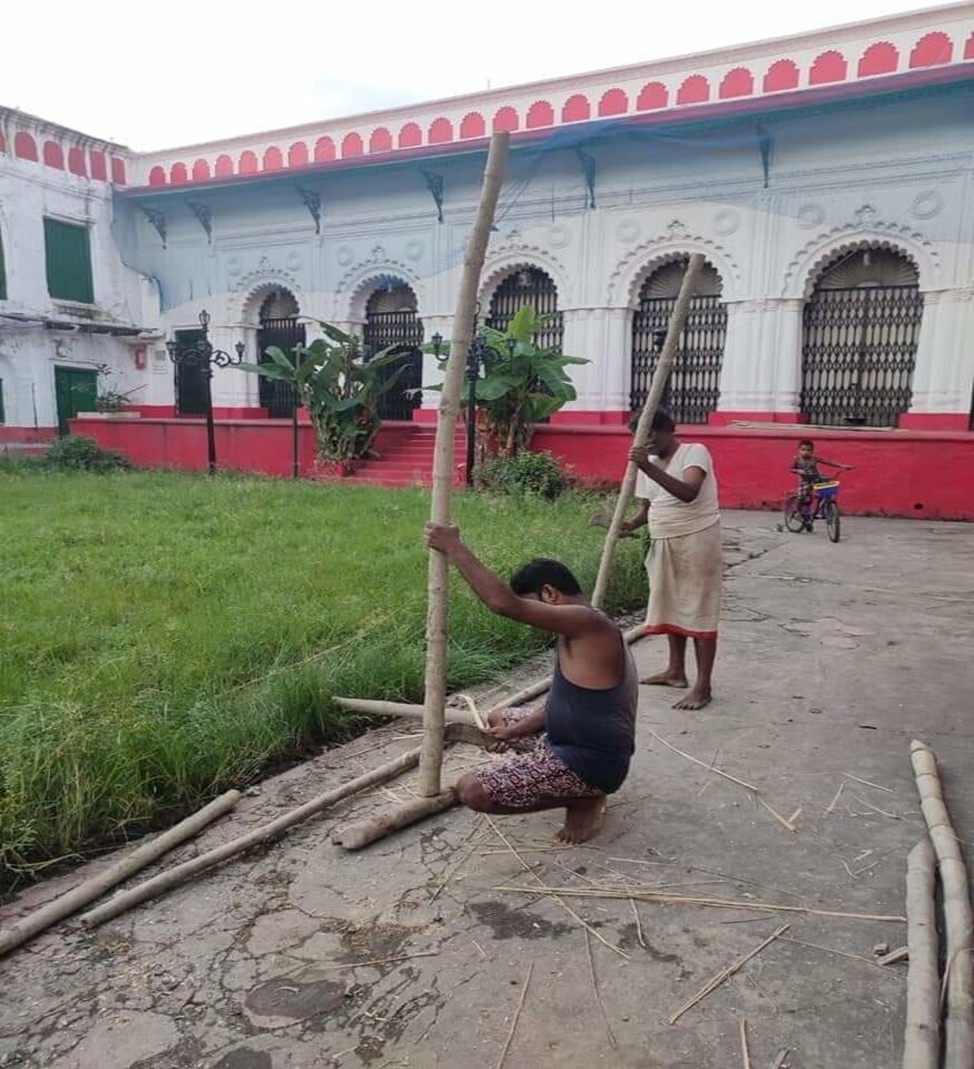 *অপেক্ষার আর মাত্র ৮২ দিন। তারপরেই আলোয় সেজে উঠবে কলকাতা। রাজ পরিবারের বড় তরফের সৌমিত নারায়ণ দেব জানিয়েছেন, শনিবার প্রথা মেনে প্রতিমা নির্মাণ শুরু হয়েছে। করোনা আবহেও যথাসম্ভব সুরক্ষাবিধি মেনেই সব প্রস্তুতি চলবে। *অপেক্ষার আর মাত্র ৮২ দিন। তারপরেই আলোয় সেজে উঠবে কলকাতা। রাজ পরিবারের বড় তরফের সৌমিত নারায়ণ দেব জানিয়েছেন, শনিবার প্রথা মেনে প্রতিমা নির্মাণ শুরু হয়েছে। করোনা আবহেও যথাসম্ভব সুরক্ষাবিধি মেনেই সব প্রস্তুতি চলবে।