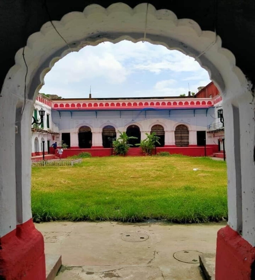 *পলাশীর যুদ্ধে ইংরেজদের পরাজয়ের পড়ে হিন্দুদের বিজয়োল্লাস পালন করতে মহারাজা নবকৃষ্ণ দেব এই পুজো শুরু করেন। উল্লেখ্য, সেই বছরই শুরু হয়েছিল কৃষ্ণনগর রাজবাড়ির পুজোও । সেই থেকে এখনও চলে আসছে ঐতিহ্যের এই পুজো। তবে নবকৃষ্ণ দেবের থাকাকালীন শোভাবাজার রাজবাড়ির পুজো বড় তরফ ও ছোট তরফ, এই দু’ভাগে ভাগ হয়ে যায় ৷ তবে সেই প্রথম থেকে যে নিয়ম, আচার-অনুষ্ঠান রাজবাড়িতে শুরু হয়েছিল আজও তা অব্যাহত ৷ পরিবারের সদস্যরা জানিয়েছেন, বড় তরফের পুজো ১৭৫৭ সালে শুরু হলেও ছোট তরফের পুজো শুরু হয়েছিল ১৭৯০ সালে। *পলাশীর যুদ্ধে ইংরেজদের পরাজয়ের পড়ে হিন্দুদের বিজয়োল্লাস পালন করতে মহারাজা নবকৃষ্ণ দেব এই পুজো শুরু করেন। উল্লেখ্য, সেই বছরই শুরু হয়েছিল কৃষ্ণনগর রাজবাড়ির পুজোও । সেই থেকে এখনও চলে আসছে ঐতিহ্যের এই পুজো। তবে নবকৃষ্ণ দেবের থাকাকালীন শোভাবাজার রাজবাড়ির পুজো বড় তরফ ও ছোট তরফ, এই দু’ভাগে ভাগ হয়ে যায় ৷ তবে সেই প্রথম থেকে যে নিয়ম, আচার-অনুষ্ঠান রাজবাড়িতে শুরু হয়েছিল আজও তা অব্যাহত ৷ পরিবারের সদস্যরা জানিয়েছেন, বড় তরফের পুজো ১৭৫৭ সালে শুরু হলেও ছোট তরফের পুজো শুরু হয়েছিল ১৭৯০ সালে।
