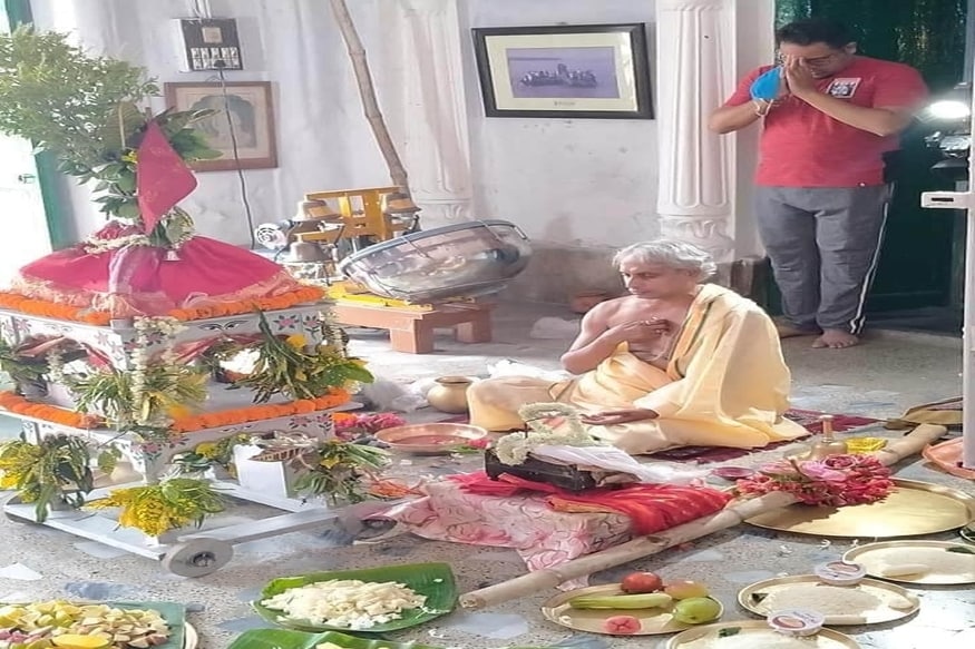 *কথিত আছে, একসময় শ্রীরামকৃষ্ণ পরমহংসদেব এই বাড়িতে ৯০ দিন পুরোহিত হিসেবে কাজ করেছিলেন৷ একবার পুজোর সময় তিনি ছড়রা গাড়িতে চেপে শোভাবাজার রাজবাড়িতে হাজির হয়েছিলেন৷ আর এসেই তিনি মায়ের সামনে ষাষ্ঠাঙ্গে প্রণাম করেছিলেন ৷ আর বাড়িতে রামকৃষ্ণদেব এসেছেন, এ কথা চাউড় হতেই, লোকে লোকারণ্য হয়েছিল গিয়েছিল শোভাবাজার রাজবাড়ি ৷ *কথিত আছে, একসময় শ্রীরামকৃষ্ণ পরমহংসদেব এই বাড়িতে ৯০ দিন পুরোহিত হিসেবে কাজ করেছিলেন৷ একবার পুজোর সময় তিনি ছড়রা গাড়িতে চেপে শোভাবাজার রাজবাড়িতে হাজির হয়েছিলেন৷ আর এসেই তিনি মায়ের সামনে ষাষ্ঠাঙ্গে প্রণাম করেছিলেন ৷ আর বাড়িতে রামকৃষ্ণদেব এসেছেন, এ কথা চাউড় হতেই, লোকে লোকারণ্য হয়েছিল গিয়েছিল শোভাবাজার রাজবাড়ি ৷