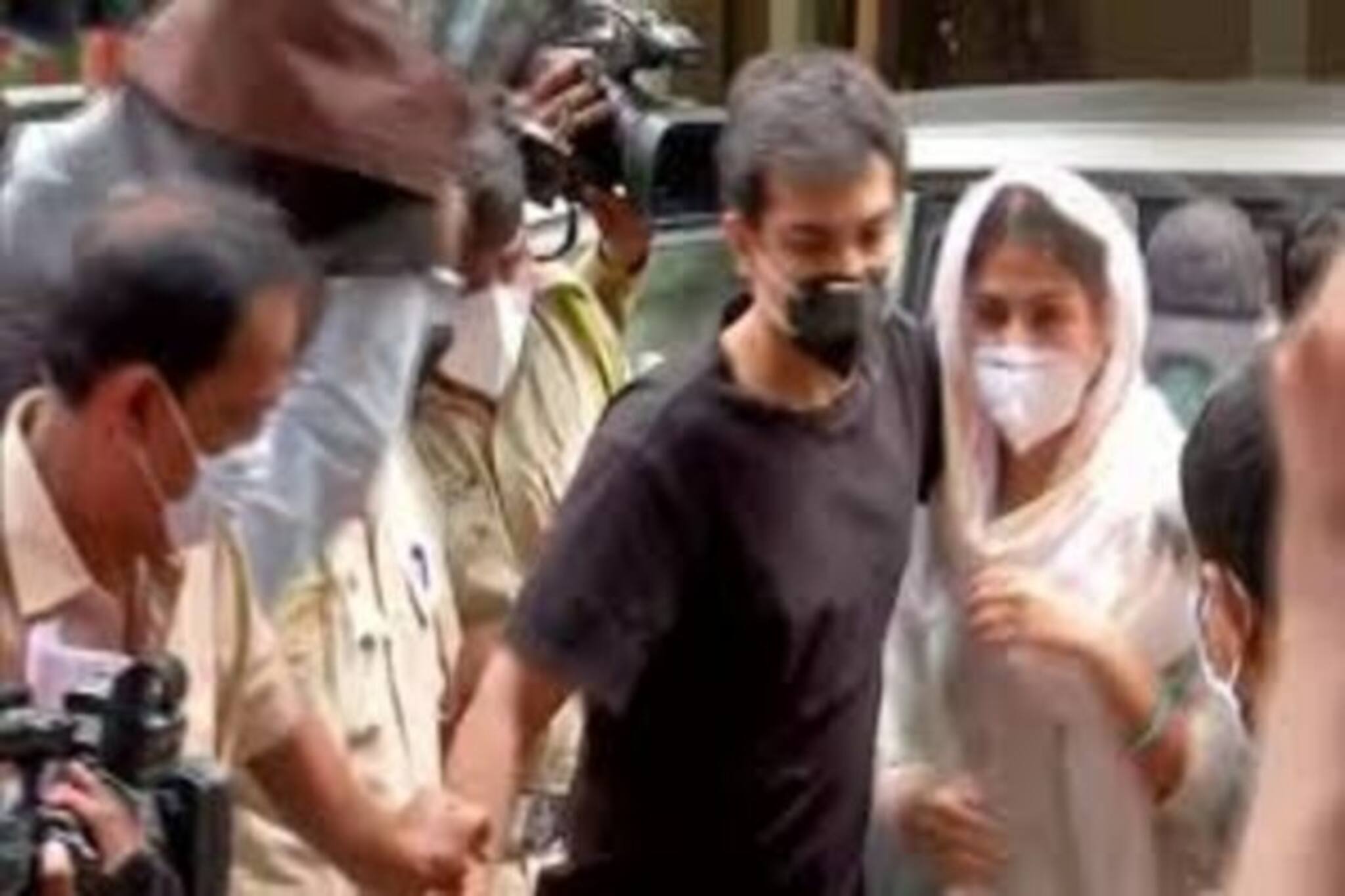 সাদা ওড়নায় ঢাকা মাথা, বাবা-ভাইয়ের সঙ্গে ফের ইডি'র দফতরে রিয়া, চলছে দ্বিতীয় দফার জিজ্ঞাসাবাদ