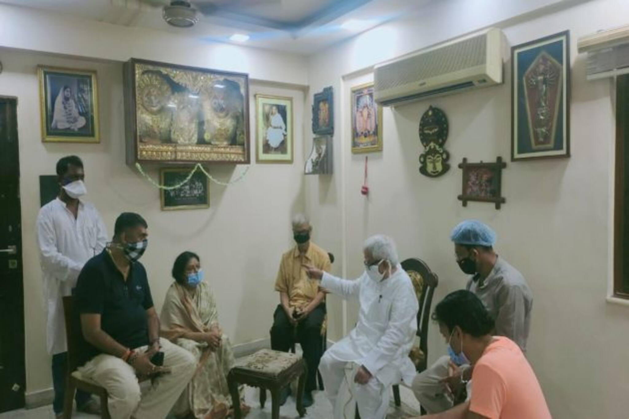 জন্মদিনে লাল গোলাপ পাঠিয়েছিলেন, সাদা রজনীগন্ধায় সোমেন মিত্রকে বিদায় বিমান বসুর