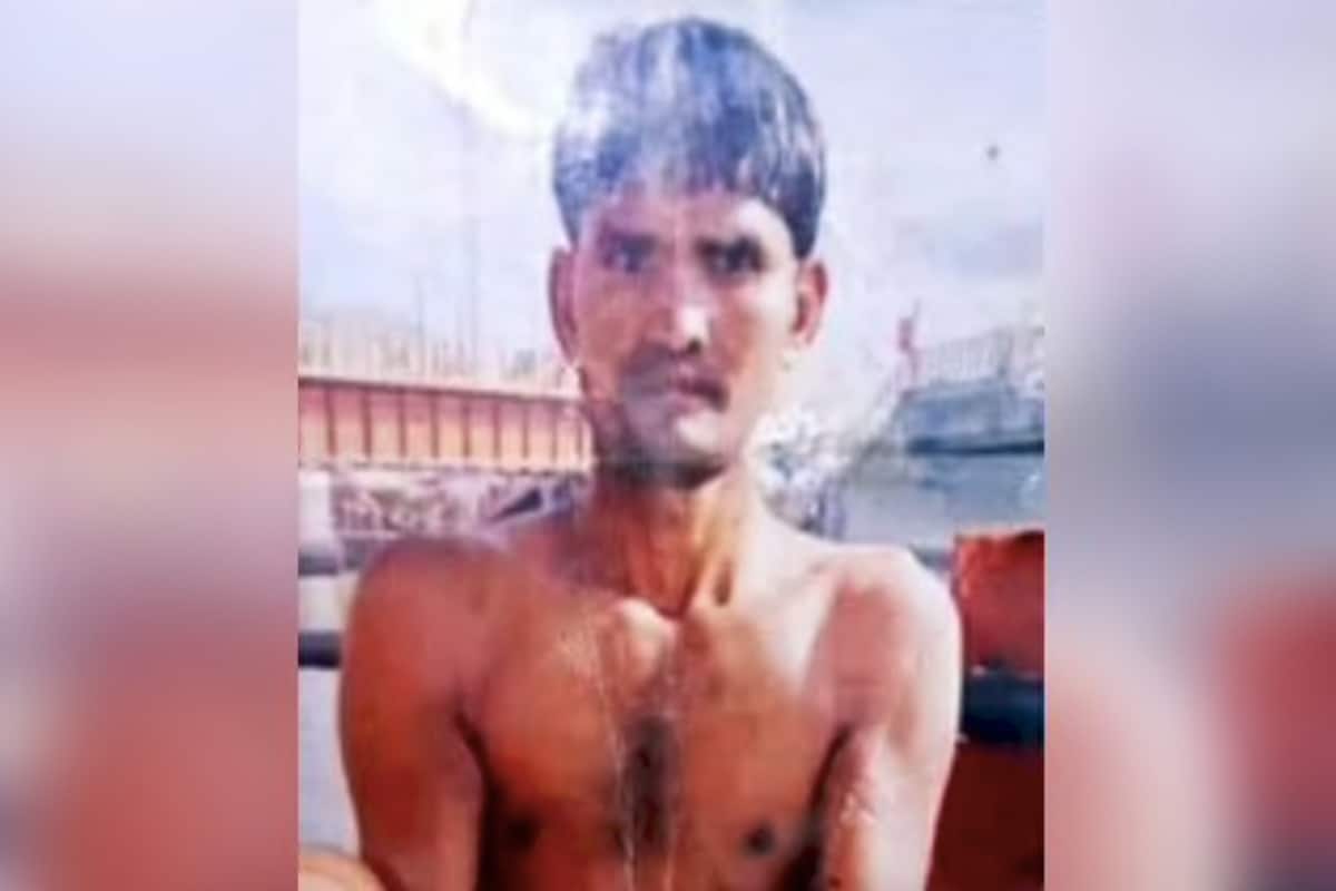 *ধর্ষকের নাম দলপত। সে উত্তরপ্রদেশের হাপুরের গজরউলির আমরোহার মেহমুদপুরের বাসিন্দা। সোমবার অভিযুক্তকে দেশি মদ-সহ দেখতে পান স্থানীয় এক বাসিন্দা। তিনি পুলিশকে খবরও দেন। কিন্তু ততক্ষণে সে এলাকা ছেড়ে পালায়। *ধর্ষকের নাম দলপত। সে উত্তরপ্রদেশের হাপুরের গজরউলির আমরোহার মেহমুদপুরের বাসিন্দা। সোমবার অভিযুক্তকে দেশি মদ-সহ দেখতে পান স্থানীয় এক বাসিন্দা। তিনি পুলিশকে খবরও দেন। কিন্তু ততক্ষণে সে এলাকা ছেড়ে পালায়।