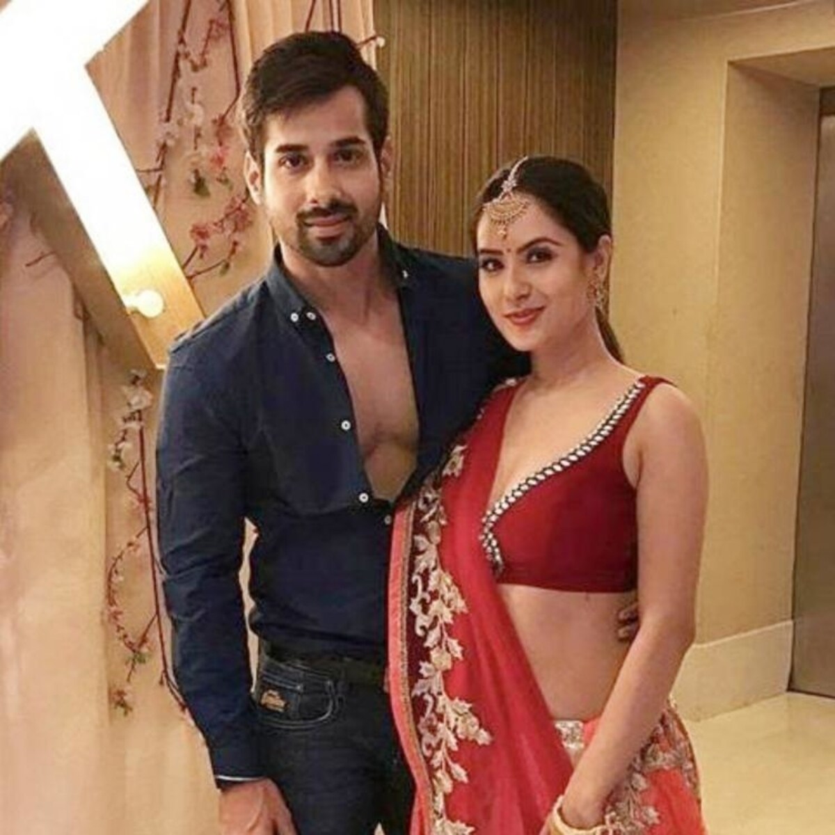*পূজা জানিয়েছেন, এই মুহূর্তে যথাযথ নিজের খেয়াল রাখছেন তিনি। তাঁর নিজের মা এবং কুণালের মায়ের পরামর্শে দিন কাটছে। ভিটামিন এবং আয়রন ট্যাবলেট ছাড়া খুব বেশি ওষুধ তাঁকে খেতে হচ্ছে না। তবে দুধ, ঘি, ড্রাই ফ্রুট , শাক-সবজি খাচ্ছেন। পাশাপাশি নিজেকে ফিট রাখতে এবং নরম্যাল ডেলিভারি যাতে সহজ হয়, তাই চিকিৎসকদের পরামর্শ মেনে কিছু এক্সারসাইজ করছেন। ছবি: ইনস্টাগ্রাম। *পূজা জানিয়েছেন, এই মুহূর্তে যথাযথ নিজের খেয়াল রাখছেন তিনি। তাঁর নিজের মা এবং কুণালের মায়ের পরামর্শে দিন কাটছে। ভিটামিন এবং আয়রন ট্যাবলেট ছাড়া খুব বেশি ওষুধ তাঁকে খেতে হচ্ছে না। তবে দুধ, ঘি, ড্রাই ফ্রুট , শাক-সবজি খাচ্ছেন। পাশাপাশি নিজেকে ফিট রাখতে এবং নরম্যাল ডেলিভারি যাতে সহজ হয়, তাই চিকিৎসকদের পরামর্শ মেনে কিছু এক্সারসাইজ করছেন। ছবি: ইনস্টাগ্রাম।