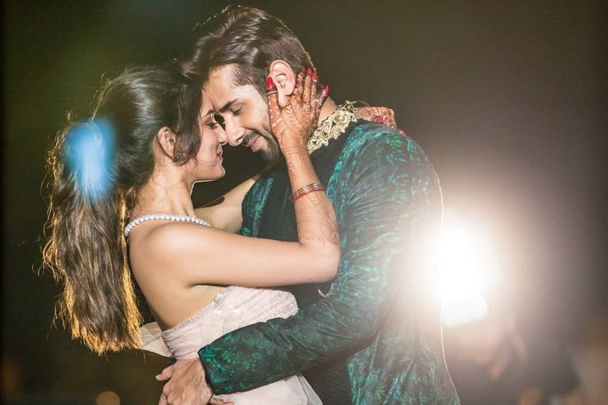 *প্রসঙ্গত, স্বাধীনতা দিবসের দিন অভিনেত্রী তাঁর ইনস্টাগ্রাম হ্যান্ডেলে স্বামী কুণাল বর্মার সঙ্গে অন্তরঙ্গ মুহূর্তের ছবি শেয়ার করেন। সেখানেই স্পষ্ট দেখা গিয়েছে তাঁর বেবি বাম্প। ছবি: ইনস্টাগ্রাম। *প্রসঙ্গত, স্বাধীনতা দিবসের দিন অভিনেত্রী তাঁর ইনস্টাগ্রাম হ্যান্ডেলে স্বামী কুণাল বর্মার সঙ্গে অন্তরঙ্গ মুহূর্তের ছবি শেয়ার করেন। সেখানেই স্পষ্ট দেখা গিয়েছে তাঁর বেবি বাম্প। ছবি: ইনস্টাগ্রাম।