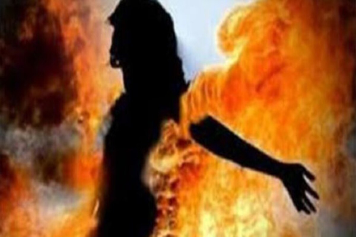 *মর্মান্তিক ঘটনাটি ঘটেছে মহারাষ্ট্রের আহমেদনগরে। বর্তমানে অগ্নিদগ্ধ অবস্থায় হাসপাতালে চিকিৎসাধীন আদিবাসী সম্প্রদায়ের ওই বালিকা। তবে তার বিপদ কেটেছে। চিকিৎসকরা জানিয়েছেন, সে এখন বিপন্মুক্ত। প্রতীকী ছবি। *মর্মান্তিক ঘটনাটি ঘটেছে মহারাষ্ট্রের আহমেদনগরে। বর্তমানে অগ্নিদগ্ধ অবস্থায় হাসপাতালে চিকিৎসাধীন আদিবাসী সম্প্রদায়ের ওই বালিকা। তবে তার বিপদ কেটেছে। চিকিৎসকরা জানিয়েছেন, সে এখন বিপন্মুক্ত। প্রতীকী ছবি।