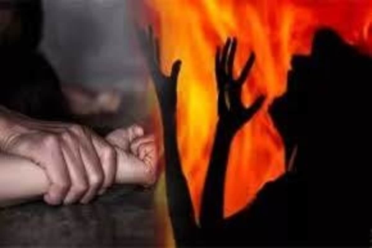 *ধর্ষকের বিরুদ্ধে থানায় অভিযোগ দায়ের করেছিলেন আদিবাসী মহিলা। সেই অভিযোগ তুলে নেওয়ার হুমকি দিতে ফের সঙ্গীকে নিয়ে বাড়িতে ঢোকে ধর্ষক। আর তারপরেই আগুন ধরিয়ে দেয় ১০ বছরের সন্তানের গায়ে। প্রতীকী ছবি। *ধর্ষকের বিরুদ্ধে থানায় অভিযোগ দায়ের করেছিলেন আদিবাসী মহিলা। সেই অভিযোগ তুলে নেওয়ার হুমকি দিতে ফের সঙ্গীকে নিয়ে বাড়িতে ঢোকে ধর্ষক। আর তারপরেই আগুন ধরিয়ে দেয় ১০ বছরের সন্তানের গায়ে। প্রতীকী ছবি।