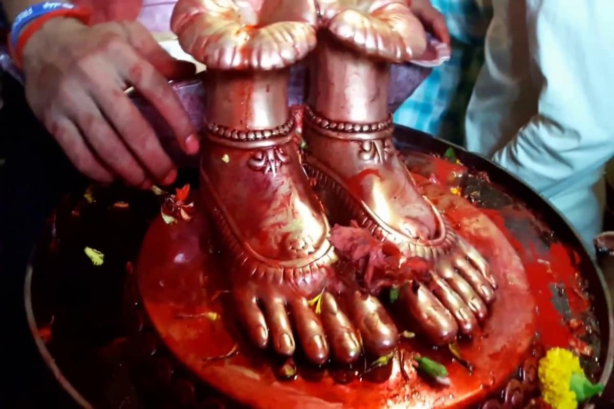 *করোনা মহামারির দাপটে গত মার্চ মাস থেকে বন্ধ তারাপীঠ। বিপুল ক্ষতির মুখে পর্যটন ব্যবসায়ীরা। কবে থেকে মা তারার মন্দির ভক্তদের জন্য খুলে দেওয়া হবে, তা নিয়ে কাটছে না অনিশ্চয়তা। ফলে আজ সেবায়েত সংঘ বৈঠকে বসে। সেখানেই সিদ্ধান্ত নেওয়া হয়েছে সোমবার থেকে খুলে যাবে মন্দির। ফাইল ছবি। *করোনা মহামারির দাপটে গত মার্চ মাস থেকে বন্ধ তারাপীঠ। বিপুল ক্ষতির মুখে পর্যটন ব্যবসায়ীরা। কবে থেকে মা তারার মন্দির ভক্তদের জন্য খুলে দেওয়া হবে, তা নিয়ে কাটছে না অনিশ্চয়তা। ফলে আজ সেবায়েত সংঘ বৈঠকে বসে। সেখানেই সিদ্ধান্ত নেওয়া হয়েছে সোমবার থেকে খুলে যাবে মন্দির। ফাইল ছবি।