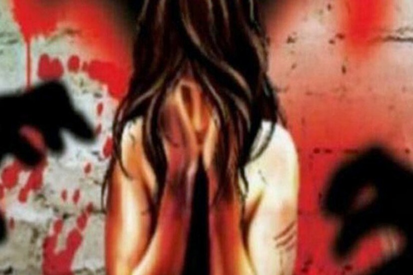 *কিশোরী তার মা-কে জানিয়েছে মার্চের ১৪ তারিখ প্রথম তাঁকে ধর্ষণ করে অভিযুক্ত দাদা। সেদিন তাঁর স্ত্রী বাপের বাড়ি গিয়েছিলেন। বাড়িতে আর কেউ ছিলেন না।  কিশোরীর মায়ের দাবি, লকডাউনের ঠিক আগে কিশোরীর অভিযুক্ত দাদা এবং বউদি ছাড়া সকলেই দেশের বাড়িতে গিয়েছিলেন প্রয়োজনে। কিন্তু যাতায়াতের ক্ষেত্রে নিষেধাজ্ঞা জারি হওয়ায় কেউ আর ফিরতে পারেননি। এমনকি কিশোরীর দশম শ্রেণির পরীক্ষা চলায় তাই সেওযেতে পারেনি।  ফলে বাড়িতে দাদা এবং বউদির সঙ্গে থাকছিল সে।  প্রতীকী ছবি। 
