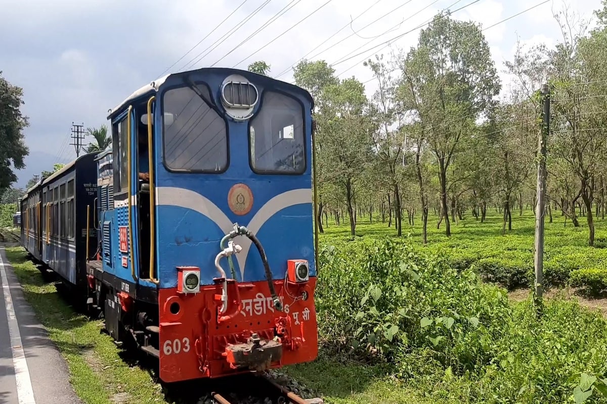 *শহরজুড়ে পুলিশি নাকা তল্লাশি চলে। এতে গ্রেফতারও হন বিনা কারণে বের হওয়া বেশ কয়েকজন মানুষ। তবে সার্বিকভাবে তেমন লোকজন রাস্তায় আজ দেখা যায়নি। বিকেলের পর আরও ফাঁকা হয়ে যায় শহর। পুলিশ ছাড়া কাউকেই যায়নি দেখা। যা দেখে কর্তব্যরত এক পুলিশ কর্মী বলেই ফেললেন, এভাবে শুরুতে শহরবাসী লকডাউন মেনে চললে আজ আক্রান্তের সংখ্যা এখানে এসে পৌঁছত না! *শহরজুড়ে পুলিশি নাকা তল্লাশি চলে। এতে গ্রেফতারও হন বিনা কারণে বের হওয়া বেশ কয়েকজন মানুষ। তবে সার্বিকভাবে তেমন লোকজন রাস্তায় আজ দেখা যায়নি। বিকেলের পর আরও ফাঁকা হয়ে যায় শহর। পুলিশ ছাড়া কাউকেই যায়নি দেখা। যা দেখে কর্তব্যরত এক পুলিশ কর্মী বলেই ফেললেন, এভাবে শুরুতে শহরবাসী লকডাউন মেনে চললে আজ আক্রান্তের সংখ্যা এখানে এসে পৌঁছত না!