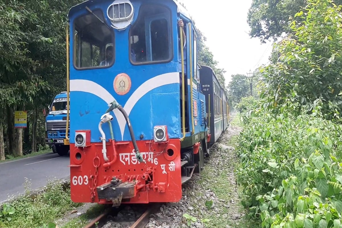 *সমতলের শিলিগুড়িতেও সফল লকডাউন। আকাশ পরিস্কার থাকায় দূরের পাহাড়ও আজ চলে আসে অনেকটাই কাছে। বন্ধ ছিল শিলিগুড়ি রেগুলেটেড মার্কেট। বিধান মার্কেট থেকে ফুলেশ্বরি বাজার, এনজেপি বাজার থেকে সুভাষপল্লি বাজার বন্ধ ছিল সব দোকানপাট। ঝাঁপ খোলেনি হংকং মার্কেট বা শেঠ শ্রীলাল মার্কেটের দোকানেরও। *সমতলের শিলিগুড়িতেও সফল লকডাউন। আকাশ পরিস্কার থাকায় দূরের পাহাড়ও আজ চলে আসে অনেকটাই কাছে। বন্ধ ছিল শিলিগুড়ি রেগুলেটেড মার্কেট। বিধান মার্কেট থেকে ফুলেশ্বরি বাজার, এনজেপি বাজার থেকে সুভাষপল্লি বাজার বন্ধ ছিল সব দোকানপাট। ঝাঁপ খোলেনি হংকং মার্কেট বা শেঠ শ্রীলাল মার্কেটের দোকানেরও।
