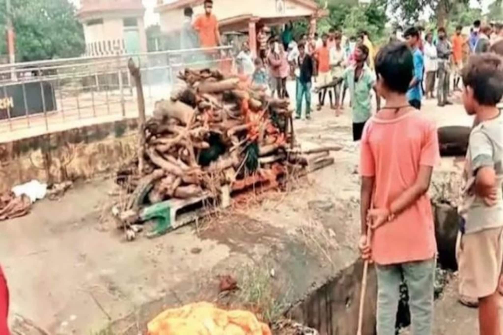 শ্মশানে দাহ করার টাকা নেই! দ্বিগুণ বেড়েছে চার্জ, খোলা রাস্তায় আদিবাসী ব্যক্তির শেষকৃত্য