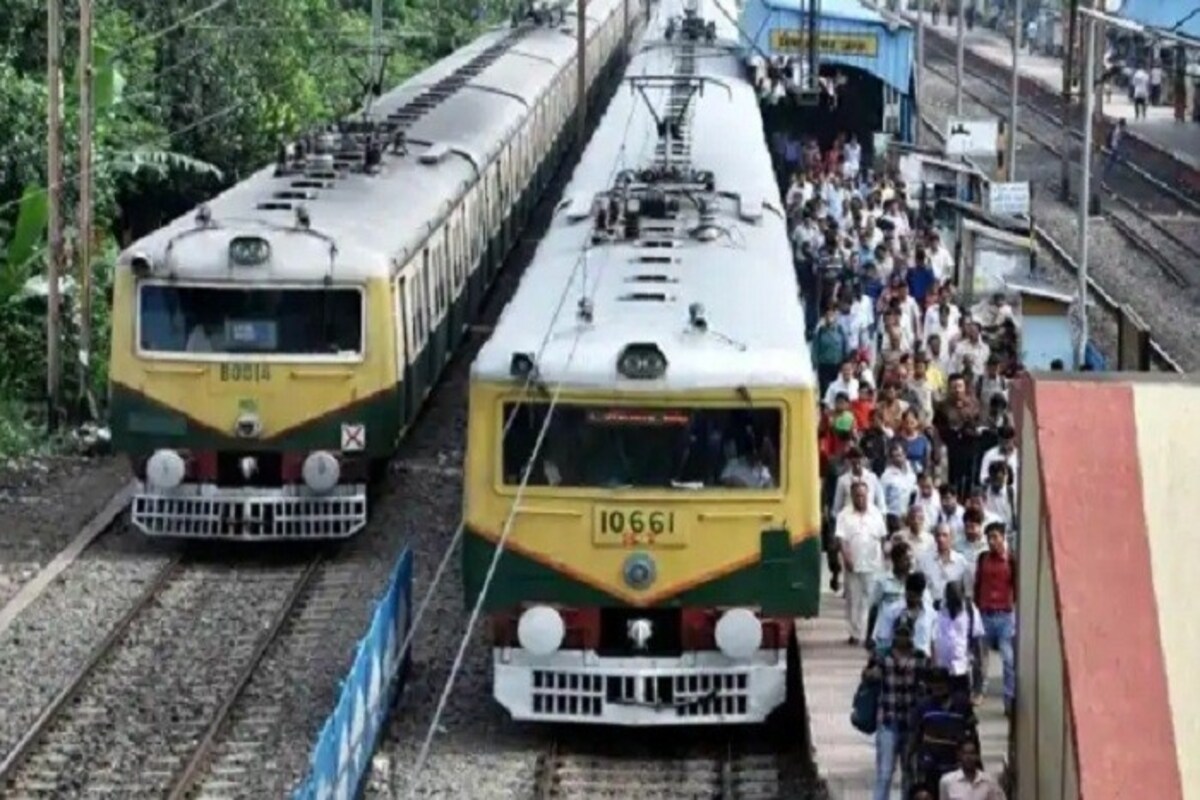 এছাড়া এদিনের বৈঠক থেকে মুখ্যমন্ত্রী জানান, সামাজিক দূরত্ব মেনে যদি কলকাতা এবং পার্শ্ববর্তী এলাকায় মেট্রো এবং শহরতলির ট্রেন চালানো হয় তবে রাজ্য সরকারের কোনও আপত্তি নেই। তবে এক সঙ্গে সব নয়, এক-চতুর্থাংশ থেকে ধাপে ধাপে ট্রেন চালাতে যেতে পারে বলে জানিয়েছেন মমতা বন্দ্যোপাধ্যায়। এব্যাপারে রেলের সঙ্গে আলোচনায় সিদ্ধান্ত ৷ফাইল ছবি এছাড়া এদিনের বৈঠক থেকে মুখ্যমন্ত্রী জানান, সামাজিক দূরত্ব মেনে যদি কলকাতা এবং পার্শ্ববর্তী এলাকায় মেট্রো এবং শহরতলির ট্রেন চালানো হয় তবে রাজ্য সরকারের কোনও আপত্তি নেই। তবে এক সঙ্গে সব নয়, এক-চতুর্থাংশ থেকে ধাপে ধাপে ট্রেন চালাতে যেতে পারে বলে জানিয়েছেন মমতা বন্দ্যোপাধ্যায়। এব্যাপারে রেলের সঙ্গে আলোচনায় সিদ্ধান্ত ৷ফাইল ছবি