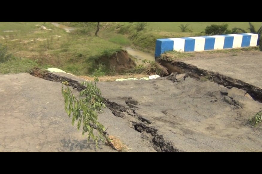 *লাগাতার বৃষ্টি এবং স্থানীয় খাড়িতে জলস্তর বৃদ্ধির ফলে কালভার্টের অ্যাপ্রোচ রোডের নিচের মাটি আলগা হয়েই বিপত্তি বলে অনুমান। ঘটনাস্থলে হবিবপুর থানার বিডিও এবং পূর্ত দফতরের ইঞ্জিনিয়ররা। আপাতত ধসের অংশ মেরামত করে হালকা যানবাহন চলাচলের উপযুক্ত করার উদ্যোগ নেওয়া হবে বলে জানিয়েছে পূর্ত দফতর। *লাগাতার বৃষ্টি এবং স্থানীয় খাড়িতে জলস্তর বৃদ্ধির ফলে কালভার্টের অ্যাপ্রোচ রোডের নিচের মাটি আলগা হয়েই বিপত্তি বলে অনুমান। ঘটনাস্থলে হবিবপুর থানার বিডিও এবং পূর্ত দফতরের ইঞ্জিনিয়ররা। আপাতত ধসের অংশ মেরামত করে হালকা যানবাহন চলাচলের উপযুক্ত করার উদ্যোগ নেওয়া হবে বলে জানিয়েছে পূর্ত দফতর।