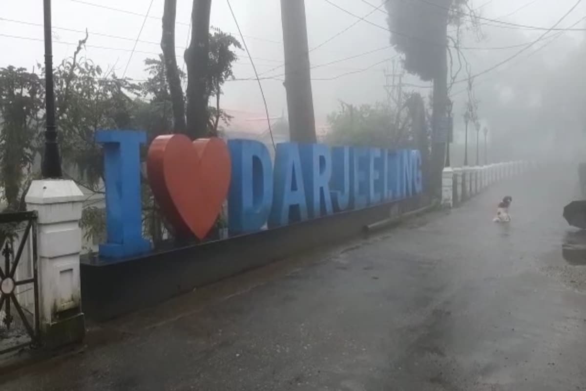 *রাজ্যজুড়ে সাপ্তাহিক লকডাউনের পঞ্চম দিনেও শুনশান রইল পাহাড় থেকে সমতল। শৈলশহর দার্জিলিং সকাল থেকেই বৃষ্টিস্নাত। আকাশের মুখ ছিল ভার। একে লকডাউন, দোসর বৃষ্টি। ঘরবন্দিই রইল পাহাড়। ম্যালের চারপাশ এক্কেবারে নির্জনতায় ভরা। ফাঁকা চৌরাস্তা থেকে জাকির হুসেন রোড। সাধারন বাসিন্দাদের দেখা যাইনি বলেই চলে। *রাজ্যজুড়ে সাপ্তাহিক লকডাউনের পঞ্চম দিনেও শুনশান রইল পাহাড় থেকে সমতল। শৈলশহর দার্জিলিং সকাল থেকেই বৃষ্টিস্নাত। আকাশের মুখ ছিল ভার। একে লকডাউন, দোসর বৃষ্টি। ঘরবন্দিই রইল পাহাড়। ম্যালের চারপাশ এক্কেবারে নির্জনতায় ভরা। ফাঁকা চৌরাস্তা থেকে জাকির হুসেন রোড। সাধারন বাসিন্দাদের দেখা যাইনি বলেই চলে।