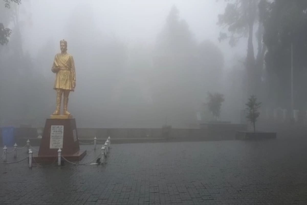 *কার্শিয়ংও ছিল শান্ত। মোটর স্ট্যাণ্ড হোক কিংবা চিমনি! শোনা যায়নি গাড়ির হর্ণ। রাস্তাঘাট খাঁ খাঁ করছে। মিরিকের লেকও আজ জনমানবহীন। গোটা মহকুমাই আজ ঘরে ছিল বন্দি। বন্ধ ছিল সব পরিষেবাই। কালিম্পংয়েও সঙ্গী সেই বৃষ্টি। আর তাই ডম্বরচক হোক বা দূরের ডেলোর রাস্তাও ছিল ধু ধু ফাঁকা। পুলিশি টহল থাকলেও খুব একটা বাড়তি ভূমিকা নিতে হয়নি। খুব প্রয়োজন ছাড়া ঘর থেকে লেউই আজ বের হননি। সেবক থেকে লামাহাটা সর্বত্রই আজ নিস্তব্ধতার ছবি। *কার্শিয়ংও ছিল শান্ত। মোটর স্ট্যাণ্ড হোক কিংবা চিমনি! শোনা যায়নি গাড়ির হর্ণ। রাস্তাঘাট খাঁ খাঁ করছে। মিরিকের লেকও আজ জনমানবহীন। গোটা মহকুমাই আজ ঘরে ছিল বন্দি। বন্ধ ছিল সব পরিষেবাই। কালিম্পংয়েও সঙ্গী সেই বৃষ্টি। আর তাই ডম্বরচক হোক বা দূরের ডেলোর রাস্তাও ছিল ধু ধু ফাঁকা। পুলিশি টহল থাকলেও খুব একটা বাড়তি ভূমিকা নিতে হয়নি। খুব প্রয়োজন ছাড়া ঘর থেকে লেউই আজ বের হননি। সেবক থেকে লামাহাটা সর্বত্রই আজ নিস্তব্ধতার ছবি।