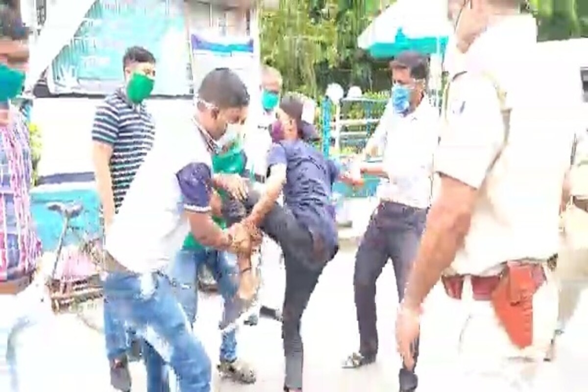 *বাগডোগরা বিমানবন্দরেও ওঠানামা করেনি কোনও বিমান। এনজেপি স্টেশনেও আজ কোনও ট্রেন আসেনি যেমন, তেমনি ছাড়েওনি। সর্বত্রই কড়া লকডাউন। সকালের দিকে শহরের কয়েকটি রাস্তায় কিছু অতি উৎসাহী মানুষ নামলেও বেলা বাড়ার সঙ্গে সঙ্গে কাউকেই দেখা যায়নি। *বাগডোগরা বিমানবন্দরেও ওঠানামা করেনি কোনও বিমান। এনজেপি স্টেশনেও আজ কোনও ট্রেন আসেনি যেমন, তেমনি ছাড়েওনি। সর্বত্রই কড়া লকডাউন। সকালের দিকে শহরের কয়েকটি রাস্তায় কিছু অতি উৎসাহী মানুষ নামলেও বেলা বাড়ার সঙ্গে সঙ্গে কাউকেই দেখা যায়নি।