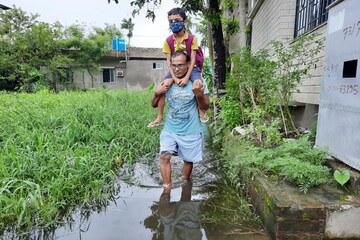 দু'দিনের বৃষ্টিতেই প্রায় হাঁটু জল, বাবার কাঁধে চেপে পড়তে যাচ্ছে ছেলে, জল যন্ত্রণায় জেরবার বাসিন্দারা