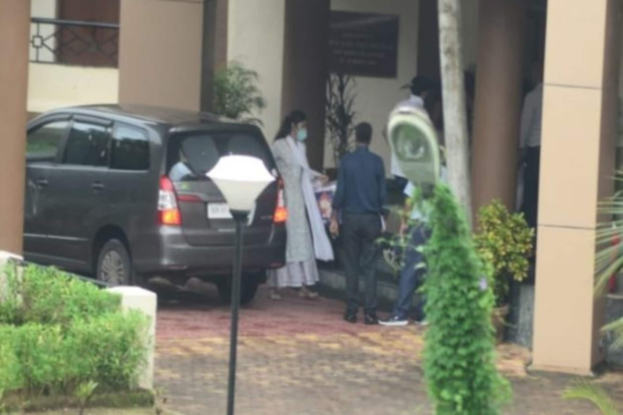 ১০ ঘণ্টার ম্যারাথন জিজ্ঞাসাবাদ শেষ, DRDO গেস্টহাউজ থেকে বেরলেন রিয়া, শীঘ্রই ফের তলব!