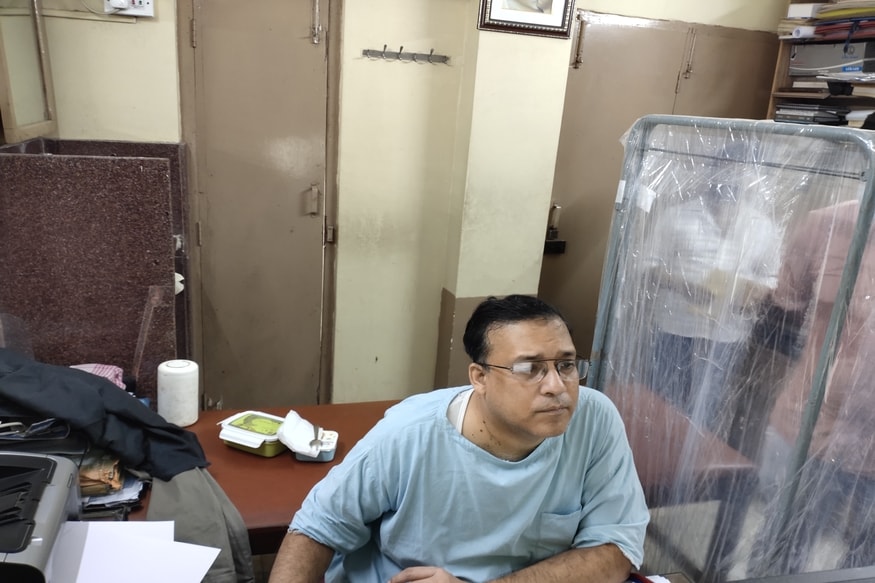 *লকডাউনের দীর্ঘ সময় এবং আনলকের সময়ও প্রতিনিয়ত অসংখ্য রোগী দেখেছেন ফুয়াদ হালিম। এরপরই গত কয়েকদিন আগেই তাঁর শারীরিক সমস্যা দেখা দেয়। পরপর দু’বার তিনি করোনা পরীক্ষা করান। দু’বারই রিপোর্ট নেগেটিভ আসে, তারপরেও তাঁর শ্বাসকষ্ট হওয়ায় চেষ্ট এক্স–রে করা হয়। সিটি স্ক্যান–সহ অন্যান্য প্রয়োজনীয় পরীক্ষা-নিরীক্ষা করা হয়। সেখানেই ফুসফুসে সংক্রমণ ধরা পড়ে। এরপরই তাঁকে সোমবার মিন্টো পার্কের বেলভিউ হাসপাতালে ভর্তি করা হয় মেডিসিন বিশেষজ্ঞ চিকিৎসক রাহুল জৈনের তত্ত্বাবধানে। *লকডাউনের দীর্ঘ সময় এবং আনলকের সময়ও প্রতিনিয়ত অসংখ্য রোগী দেখেছেন ফুয়াদ হালিম। এরপরই গত কয়েকদিন আগেই তাঁর শারীরিক সমস্যা দেখা দেয়। পরপর দু’বার তিনি করোনা পরীক্ষা করান। দু’বারই রিপোর্ট নেগেটিভ আসে, তারপরেও তাঁর শ্বাসকষ্ট হওয়ায় চেষ্ট এক্স–রে করা হয়। সিটি স্ক্যান–সহ অন্যান্য প্রয়োজনীয় পরীক্ষা-নিরীক্ষা করা হয়। সেখানেই ফুসফুসে সংক্রমণ ধরা পড়ে। এরপরই তাঁকে সোমবার মিন্টো পার্কের বেলভিউ হাসপাতালে ভর্তি করা হয় মেডিসিন বিশেষজ্ঞ চিকিৎসক রাহুল জৈনের তত্ত্বাবধানে।