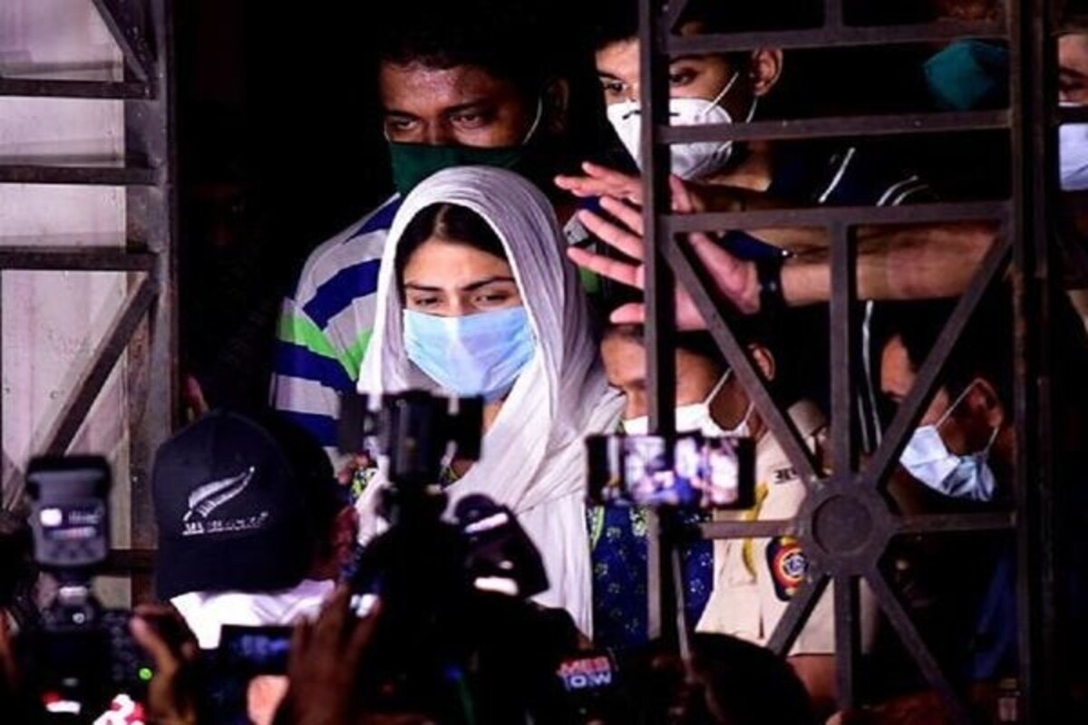 *সুশান্তের মৃত্যুর পর থেকে একে একে একাধিক চাঞ্চল্যকর তথ্য সামনে উঠে এসেছে। ময়নাতদন্তের রিপোর্টে সুশান্ত আত্মঘাতী হয়েছেন নিশ্চিত করা হলেও, সেলিব্রিটিদের একাংশ থেকে সাধারণ মানুষ কেউই তা বিশ্বাস করতে রাজি নয়। এমনকি সুশান্তের পরিবার ছেলের মৃত্যু স্বাভাবিক নয় বলেই দাবি করেছে। এমনকি রিয়া চক্রবর্তীকে সুশান্ত খুনের মূল অভিযুক্ত বলে পাটনায় অভিযোগ দায়ের করেন সুশান্তের বাবা কে কে সিং। *সুশান্তের মৃত্যুর পর থেকে একে একে একাধিক চাঞ্চল্যকর তথ্য সামনে উঠে এসেছে। ময়নাতদন্তের রিপোর্টে সুশান্ত আত্মঘাতী হয়েছেন নিশ্চিত করা হলেও, সেলিব্রিটিদের একাংশ থেকে সাধারণ মানুষ কেউই তা বিশ্বাস করতে রাজি নয়। এমনকি সুশান্তের পরিবার ছেলের মৃত্যু স্বাভাবিক নয় বলেই দাবি করেছে। এমনকি রিয়া চক্রবর্তীকে সুশান্ত খুনের মূল অভিযুক্ত বলে পাটনায় অভিযোগ দায়ের করেন সুশান্তের বাবা কে কে সিং।