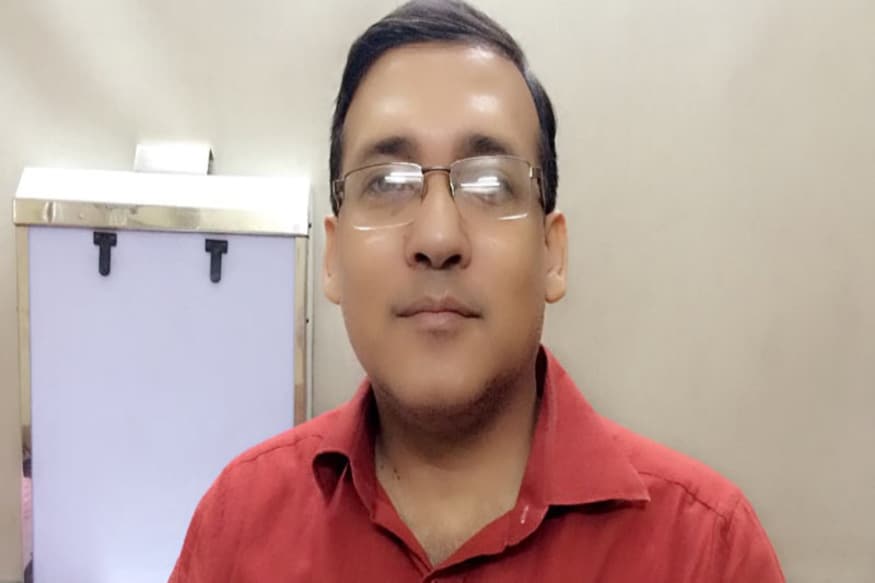 *করোনামুক্ত বাম চিকিৎসক নেতা ফুয়াদ হালিম। নতুন করে কোনওরকম শারীরিক সমস্যা না হওয়ায় রবিবার তাকে হাসপাতাল থেকে ছেড়ে দেওয়া হয়। আপাতত বাড়িতে ১৪ দিন কোয়ারেন্টাইনে থাকতে হবে তাঁকে। জ্বর, শ্বাসকষ্ট নতুন করে না হওয়ায় তাকে রবিবার দুপুরে হাসপাতাল থেকে ছাড়া হয়। সম্পূর্ণ বিশ্রামের পরামর্শ দিয়েছেন চিকিৎসকরা। সংগৃহীত ছবি। *করোনামুক্ত বাম চিকিৎসক নেতা ফুয়াদ হালিম। নতুন করে কোনওরকম শারীরিক সমস্যা না হওয়ায় রবিবার তাকে হাসপাতাল থেকে ছেড়ে দেওয়া হয়। আপাতত বাড়িতে ১৪ দিন কোয়ারেন্টাইনে থাকতে হবে তাঁকে। জ্বর, শ্বাসকষ্ট নতুন করে না হওয়ায় তাকে রবিবার দুপুরে হাসপাতাল থেকে ছাড়া হয়। সম্পূর্ণ বিশ্রামের পরামর্শ দিয়েছেন চিকিৎসকরা। সংগৃহীত ছবি।