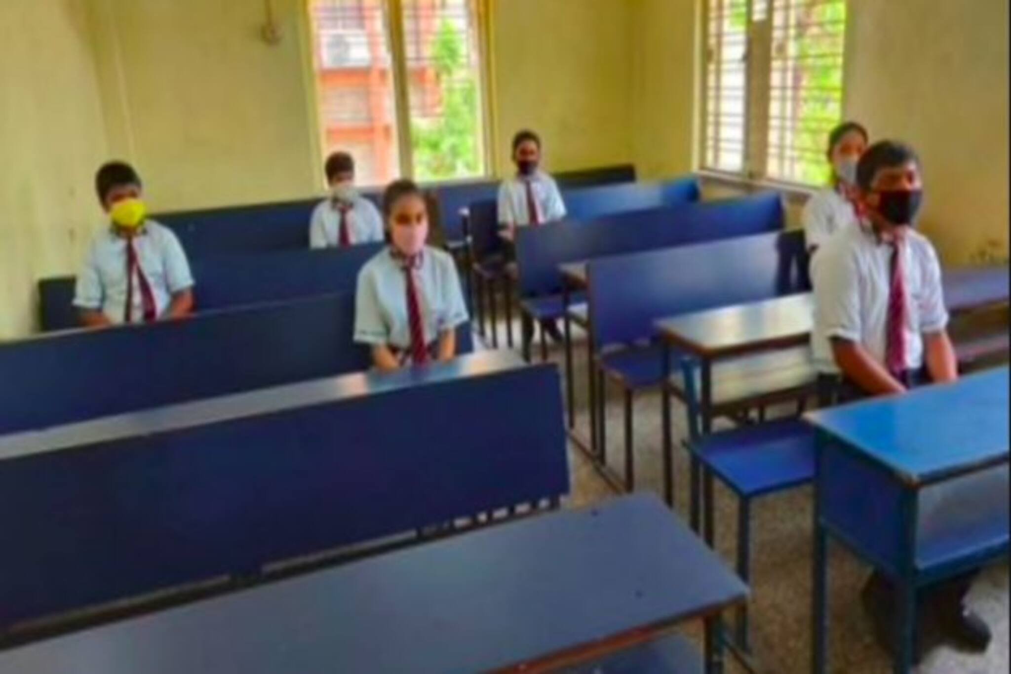 ৩০ সেপ্টেম্বর পর্যন্ত বন্ধ স্কুল-কলেজ, অভিভাবকদের অনুমতিতে নবম-দ্বাদশের পড়ুয়াদের আলোচনায় ছাড়