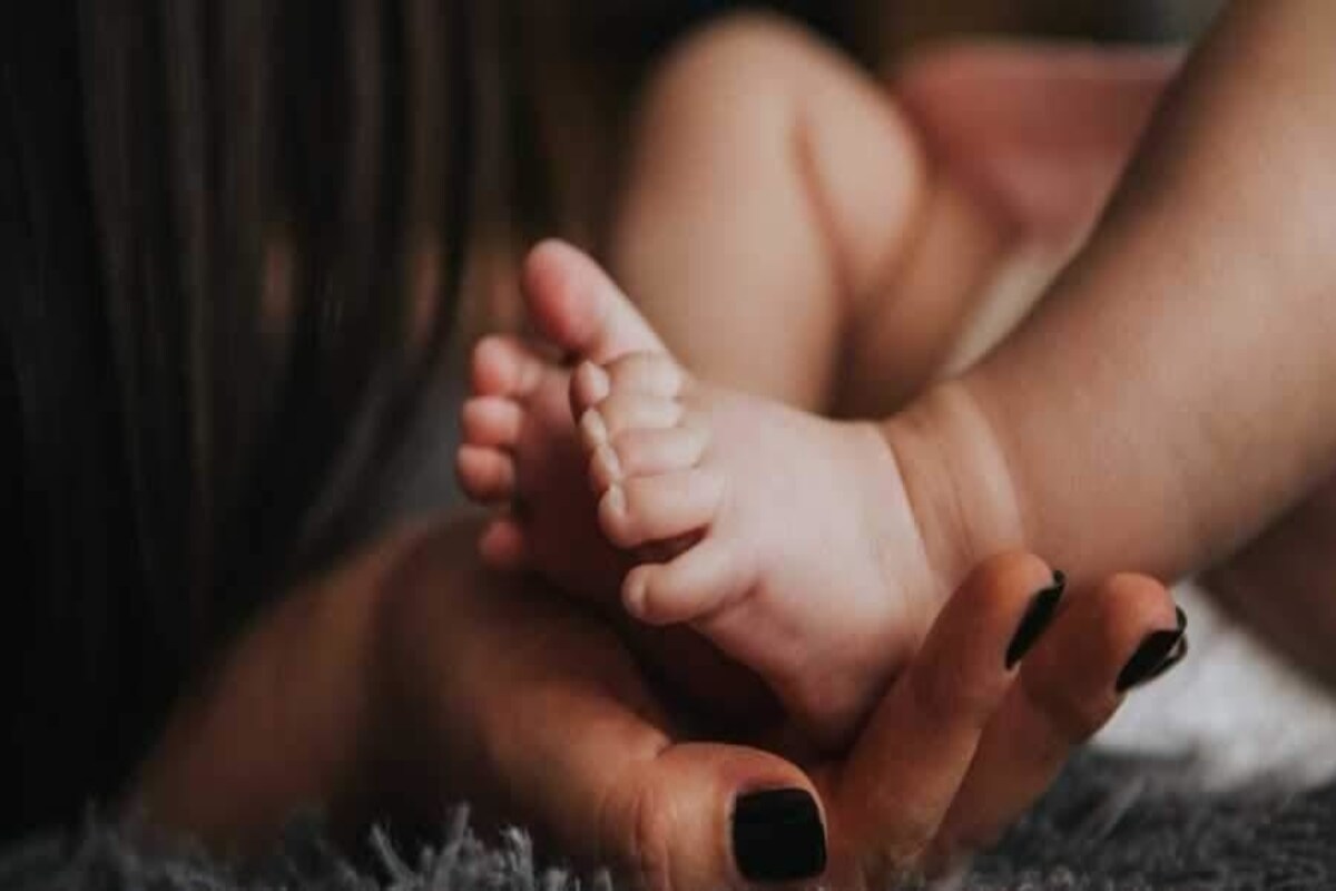 *পুলিশ গ্রামে এসে গ্রামবাসীদের জিজ্ঞাসাবাদ শুরু করে। এলাকায় যায় শিশু সুরক্ষা কমিশনের প্রতিনিধি দল। জেরা করা হয় শিশুটির মা'কে। তাতেই ভেঙে পড়ে সে। স্বীকার করে নেয় মেয়েকে বিক্রি করে দেওয়ার কথা। তবে ওই মহিলা জানিয়েছে, সে মেয়েকে বিক্রি করতে চায়নি। স্বামী মেয়েকে বিক্রি করে দেওয়ার জন্য হুমকি দিচ্ছিল ক্রমাগত। তাই বাধ্য হয়েই এই কাজে সম্মতি জানিয়েছিল সে। প্রতীকী ছবি। *পুলিশ গ্রামে এসে গ্রামবাসীদের জিজ্ঞাসাবাদ শুরু করে। এলাকায় যায় শিশু সুরক্ষা কমিশনের প্রতিনিধি দল। জেরা করা হয় শিশুটির মা'কে। তাতেই ভেঙে পড়ে সে। স্বীকার করে নেয় মেয়েকে বিক্রি করে দেওয়ার কথা। তবে ওই মহিলা জানিয়েছে, সে মেয়েকে বিক্রি করতে চায়নি। স্বামী মেয়েকে বিক্রি করে দেওয়ার জন্য হুমকি দিচ্ছিল ক্রমাগত। তাই বাধ্য হয়েই এই কাজে সম্মতি জানিয়েছিল সে। প্রতীকী ছবি।