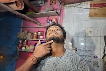 নজরদারি চলাকালীনই মা উড়ালপুলে ফের চিনা মাঞ্জার সুতো গলায় আটকে রক্তাক্ত যুবক