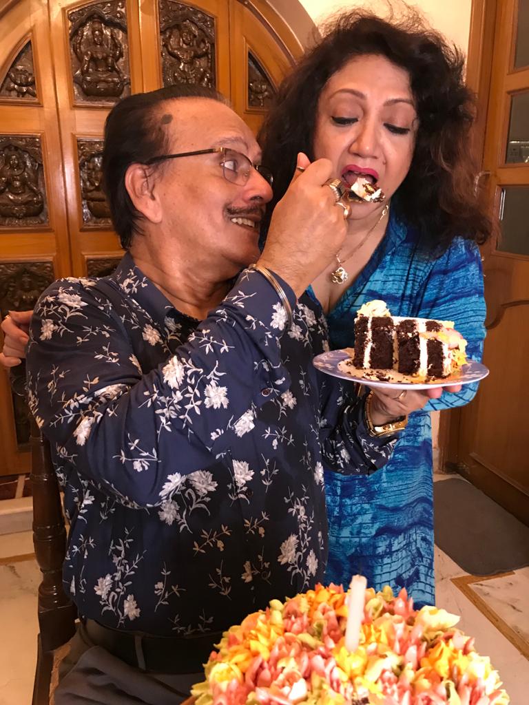 • বললেন, ‘‘অসাধারণ, কারুর কোনো ব্যস্ততা নেই। আর কী চাই? নিজের তিন কন্যে ও স্ত্রীকে নিয়ে দারুণ আনন্দ করছি। বাড়িতে অনেক স্পেশ্যাল রান্না হয়েছে। সবাই মিলে সেটাই এনজয় করছি ।’’ • বললেন, ‘‘অসাধারণ, কারুর কোনো ব্যস্ততা নেই। আর কী চাই? নিজের তিন কন্যে ও স্ত্রীকে নিয়ে দারুণ আনন্দ করছি। বাড়িতে অনেক স্পেশ্যাল রান্না হয়েছে। সবাই মিলে সেটাই এনজয় করছি ।’’