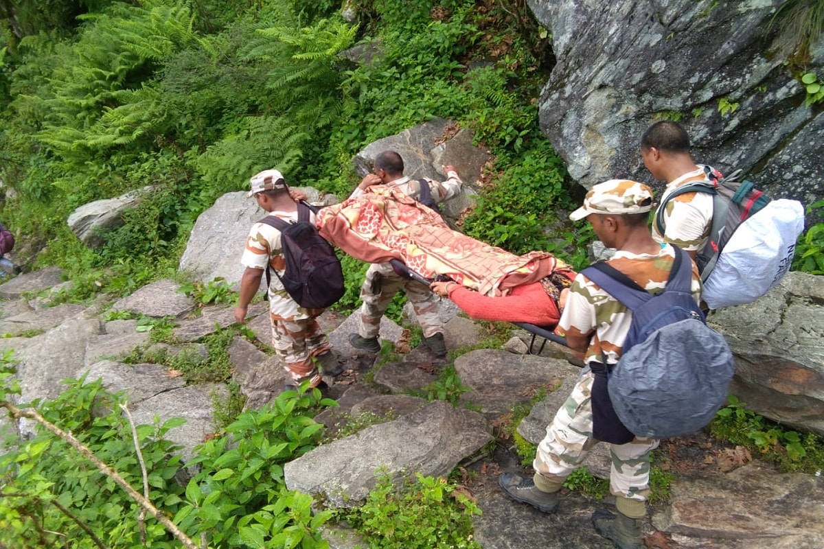 চড়াই, উতরাইতে ভরা দুর্গম পাহাড়ি পথ৷ পথ অবশ্য একে ঠিক বলা যায়৷ বলা ভাল ছোট, বড় পাহাড়ের মাঝখান দিয়ে পথ খুঁজে নেওয়া৷ বর্ষায় তা আদৌ চলাচল যোগ্য নয়৷ তার সঙ্গে মাঝেমধ্যেই রয়েথে খরস্রোতা ঝর্না বা পাহাড়ি নালা৷ কোথাও কোথাও আবার ধস নামার ভয়৷ Information- Shankar Anand চড়াই, উতরাইতে ভরা দুর্গম পাহাড়ি পথ৷ পথ অবশ্য একে ঠিক বলা যায়৷ বলা ভাল ছোট, বড় পাহাড়ের মাঝখান দিয়ে পথ খুঁজে নেওয়া৷ বর্ষায় তা আদৌ চলাচল যোগ্য নয়৷ তার সঙ্গে মাঝেমধ্যেই রয়েথে খরস্রোতা ঝর্না বা পাহাড়ি নালা৷ কোথাও কোথাও আবার ধস নামার ভয়৷ Information- Shankar Anand