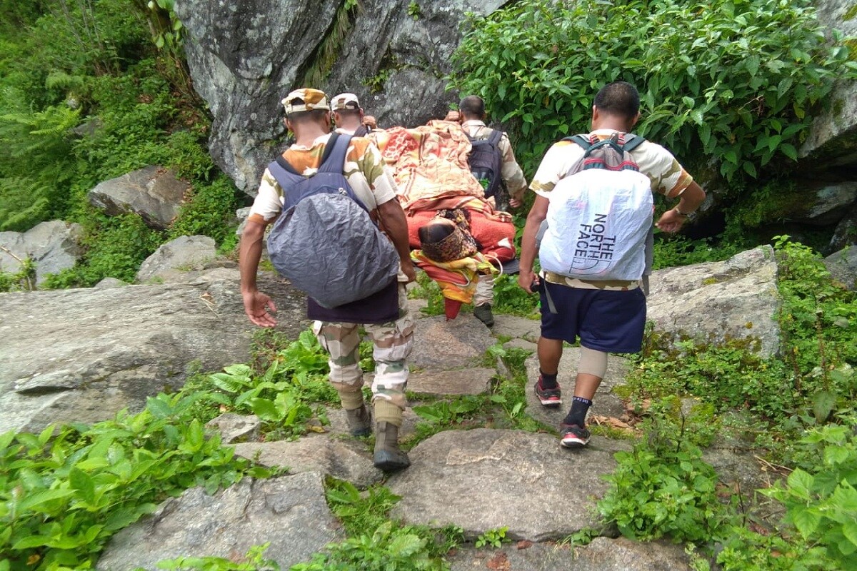 ঘটনাটি ঘটেছে উত্তরাখণ্ডের পিথোরগড় জেলার সীমান্ত লাগোয়া পাহাড়ি গ্রাম লাস্পায়৷ প্রত্যন্ত এই গ্রামেপৌঁছনো এমনিতেই কঠিন৷ তার উপর প্রবল বর্ষায় যাতায়াতের পথও গাড়ি চলাচলের যোগ্য নেই৷ গত ২০অগাস্ট ওই গ্রামেরই বাসিন্দা এক মহিলা পাহাড় থেকে নীচে পড়ে গিয়ে গুরুতর আহত হন৷ তাঁর পা ভেঙেযায়৷ কিন্তু টানা বৃষ্টির জেরে পরিস্থিতি এতটাই প্রতিকূল ছিল যে আহত মহিলাকে হাসপাতালেও নিয়েযাওয়া সম্ভব হয়নি৷ Information- Shankar Anand ঘটনাটি ঘটেছে উত্তরাখণ্ডের পিথোরগড় জেলার সীমান্ত লাগোয়া পাহাড়ি গ্রাম লাস্পায়৷ প্রত্যন্ত এই গ্রামেপৌঁছনো এমনিতেই কঠিন৷ তার উপর প্রবল বর্ষায় যাতায়াতের পথও গাড়ি চলাচলের যোগ্য নেই৷ গত ২০অগাস্ট ওই গ্রামেরই বাসিন্দা এক মহিলা পাহাড় থেকে নীচে পড়ে গিয়ে গুরুতর আহত হন৷ তাঁর পা ভেঙেযায়৷ কিন্তু টানা বৃষ্টির জেরে পরিস্থিতি এতটাই প্রতিকূল ছিল যে আহত মহিলাকে হাসপাতালেও নিয়েযাওয়া সম্ভব হয়নি৷ Information- Shankar Anand