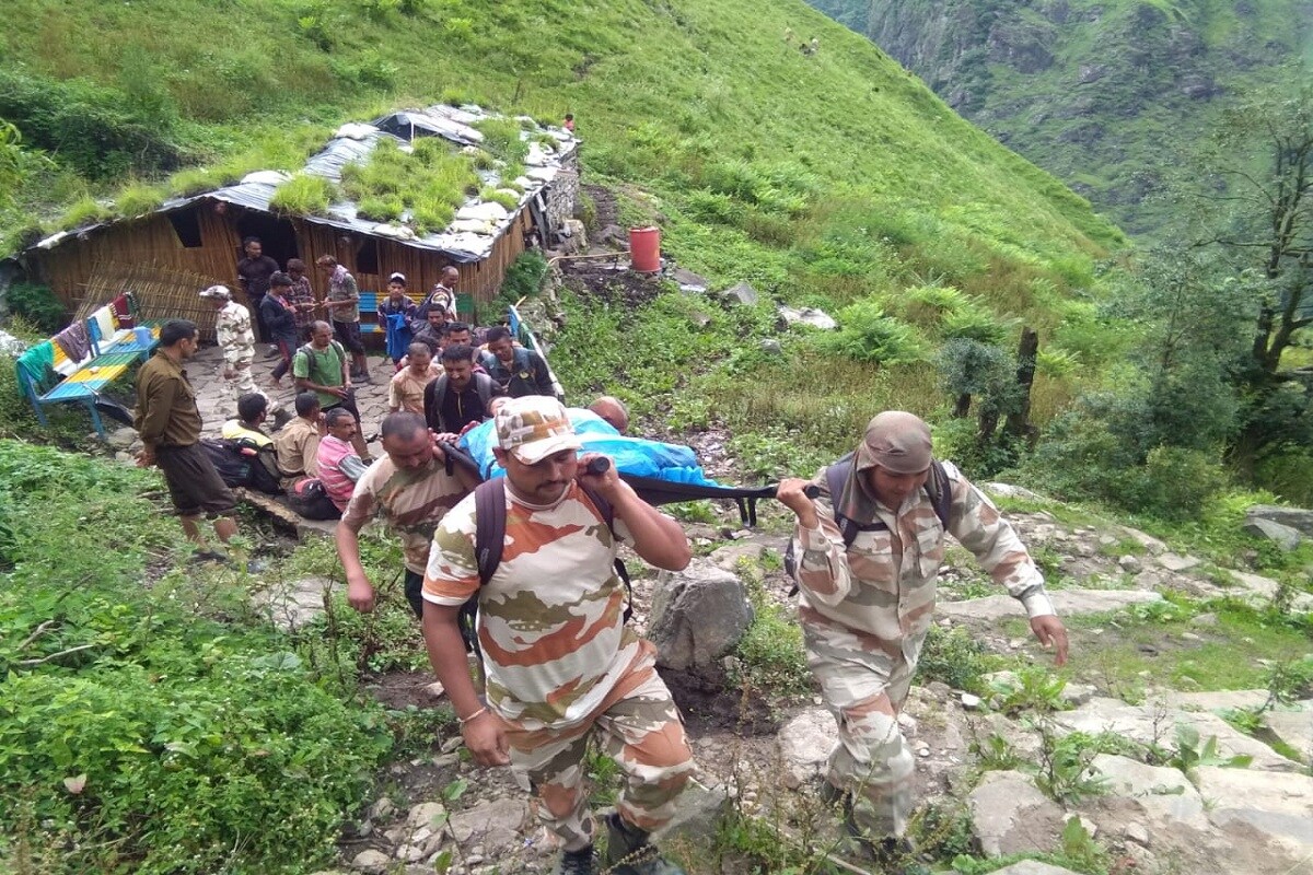 অন্যদিকে প্রাকৃতিক দুর্যোগের কারণে দেরহাদুন থেকে হেলিকপ্টার পাঠিয়েও মহিলাকে উদ্ধার করা সম্ভব ছিলনা৷ এই পরিস্থিতিতে এগিয়ে আসেন সীমান্ত রক্ষার দায়িত্বে থাকা আইটিবিপি জওয়ানরা৷ ২২ অগাস্ট ওইমহিলাকে উদ্ধার অভিযান শুরু করেন আইটিবিপি-র ২৫ জন জওয়ান৷ Information- Shankar Anand অন্যদিকে প্রাকৃতিক দুর্যোগের কারণে দেরহাদুন থেকে হেলিকপ্টার পাঠিয়েও মহিলাকে উদ্ধার করা সম্ভব ছিলনা৷ এই পরিস্থিতিতে এগিয়ে আসেন সীমান্ত রক্ষার দায়িত্বে থাকা আইটিবিপি জওয়ানরা৷ ২২ অগাস্ট ওইমহিলাকে উদ্ধার অভিযান শুরু করেন আইটিবিপি-র ২৫ জন জওয়ান৷ Information- Shankar Anand