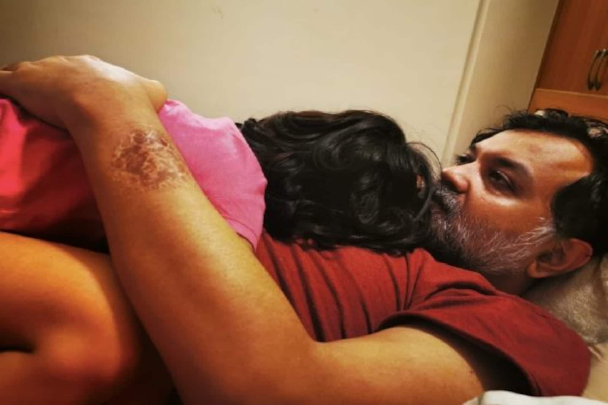 মেয়ে আয়রা’কে বুকের মধ্যে নিয়ে গান গেয়ে ঘুম পাড়াচ্ছেন সৃজিত, পোস্ট করলেন ছবি