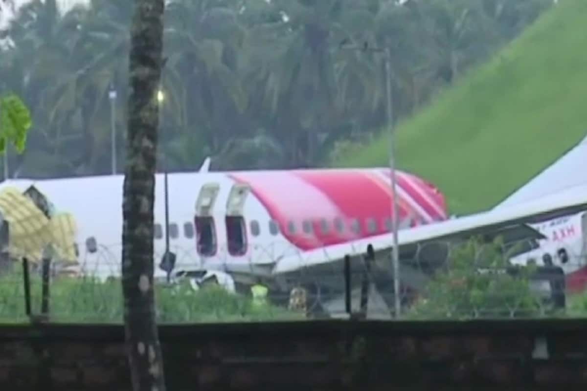 শুক্রবার সন্ধেয় কোঝিকোড় বিমানবন্দরে ভয়াবহ বিমান দুর্ঘটনায় মৃতের সংখ্যা বাড়ছে৷ আজ অর্থাত্ শনিবার ৩টি বিমান চলবে কোঝিকোড় বিমানবন্দরে৷ এই তিন এয়ার ইন্ডিয়া এক্সপ্রেস ফ্লাইটই বিশেষ উদ্ধারকারী বিমান৷ ছবি সৌজন্য: ANI শুক্রবার সন্ধেয় কোঝিকোড় বিমানবন্দরে ভয়াবহ বিমান দুর্ঘটনায় মৃতের সংখ্যা বাড়ছে৷ আজ অর্থাত্ শনিবার ৩টি বিমান চলবে কোঝিকোড় বিমানবন্দরে৷ এই তিন এয়ার ইন্ডিয়া এক্সপ্রেস ফ্লাইটই বিশেষ উদ্ধারকারী বিমান৷ ছবি সৌজন্য: ANI