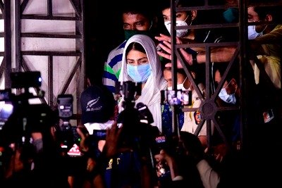 সুশান্ত ভক্তদের আশা, ১৯ অগাস্টই মোড় ঘোরার দিন। সিবিআই তদন্তই রহস্যের উপর থেকে পর্দা ওঠাবে। সত্যিটা এবার সামনে আসা শুরু হবে ৷ সুশান্তের বান্ধবী রিয়া চক্রবর্তীর অবস্থা যে এখন একেবারেই ভাল নয় ৷ তা বলা বাহুল্য ৷ এই অবস্থায় ‘চিকেন বিরিয়ানি’, ‘ইয়ে হ্যায় ইন্ডিয়া’-র মতো বেশ কিছু ছবি তৈরি করা পরিচালক লোম হর্ষের কথায়, ‘‘রিয়ার কেরিয়ার শেষ ৷ আমরাও ওকে একটা ছবিতে নেওয়ার কথা ভেবেছিলাম ৷ কিন্তু আমি বা আমার ছবির প্রযোজক বোকা নই, যে এই অবস্থায় রিয়াকে আমাদের ছবিতে নেব ৷ ওঁর ছবি দর্শকই আর দেখতে চাইবেন না ৷ ’’ সুশান্ত ভক্তদের আশা, ১৯ অগাস্টই মোড় ঘোরার দিন। সিবিআই তদন্তই রহস্যের উপর থেকে পর্দা ওঠাবে। সত্যিটা এবার সামনে আসা শুরু হবে ৷ সুশান্তের বান্ধবী রিয়া চক্রবর্তীর অবস্থা যে এখন একেবারেই ভাল নয় ৷ তা বলা বাহুল্য ৷ এই অবস্থায় ‘চিকেন বিরিয়ানি’, ‘ইয়ে হ্যায় ইন্ডিয়া’-র মতো বেশ কিছু ছবি তৈরি করা পরিচালক লোম হর্ষের কথায়, ‘‘রিয়ার কেরিয়ার শেষ ৷ আমরাও ওকে একটা ছবিতে নেওয়ার কথা ভেবেছিলাম ৷ কিন্তু আমি বা আমার ছবির প্রযোজক বোকা নই, যে এই অবস্থায় রিয়াকে আমাদের ছবিতে নেব ৷ ওঁর ছবি দর্শকই আর দেখতে চাইবেন না ৷ ’’