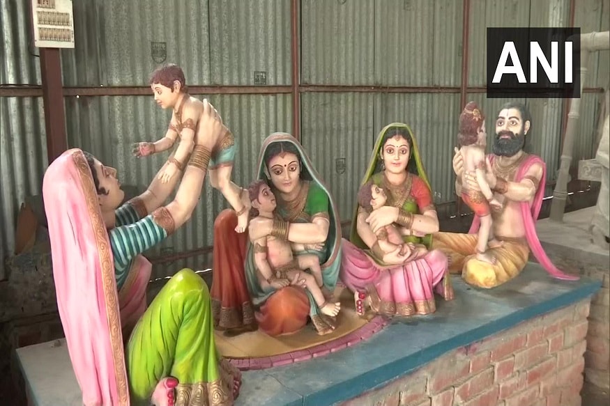 কিন্তু অর্নামেন্টেশান বা অলঙ্করণ খাসবাংলা রীতির। দশরথের তিন স্ত্রী ও সীতাকে আটপৌঢ়ে বাঙালি শাড়ি পড়ানো হয়েছে। কিন্তু অর্নামেন্টেশান বা অলঙ্করণ খাসবাংলা রীতির। দশরথের তিন স্ত্রী ও সীতাকে আটপৌঢ়ে বাঙালি শাড়ি পড়ানো হয়েছে।