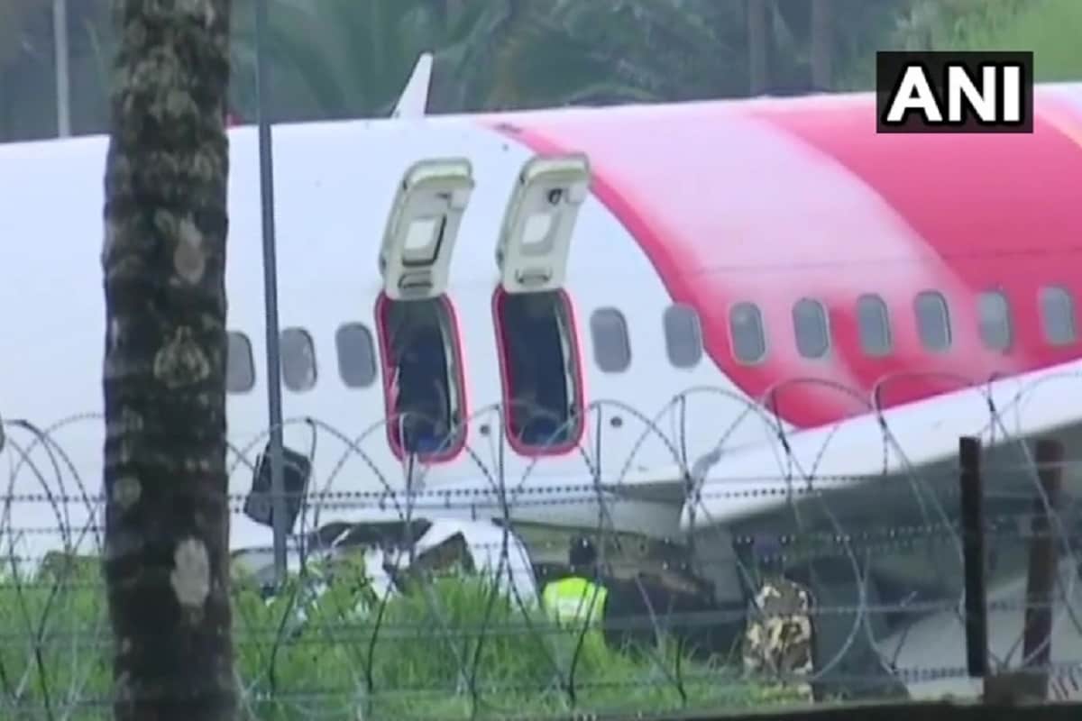 প্রথম বিমানটি দুপুর ২টো নাগাদ দিল্লি থেকে রওনা দেবে কোঝিকোড়ের উদ্দেশ্যে৷ সেই বিমানে থাকবেন ডিজিসিএ-র তদন্তকারী অফিসাররা৷ থাকবেন এয়ার ইন্ডিয়া এক্সপ্রেস-এর সিইও ও অন্যান্য আধিকারিকরা৷ ছবি সৌজন্য: ANI প্রথম বিমানটি দুপুর ২টো নাগাদ দিল্লি থেকে রওনা দেবে কোঝিকোড়ের উদ্দেশ্যে৷ সেই বিমানে থাকবেন ডিজিসিএ-র তদন্তকারী অফিসাররা৷ থাকবেন এয়ার ইন্ডিয়া এক্সপ্রেস-এর সিইও ও অন্যান্য আধিকারিকরা৷ ছবি সৌজন্য: ANI