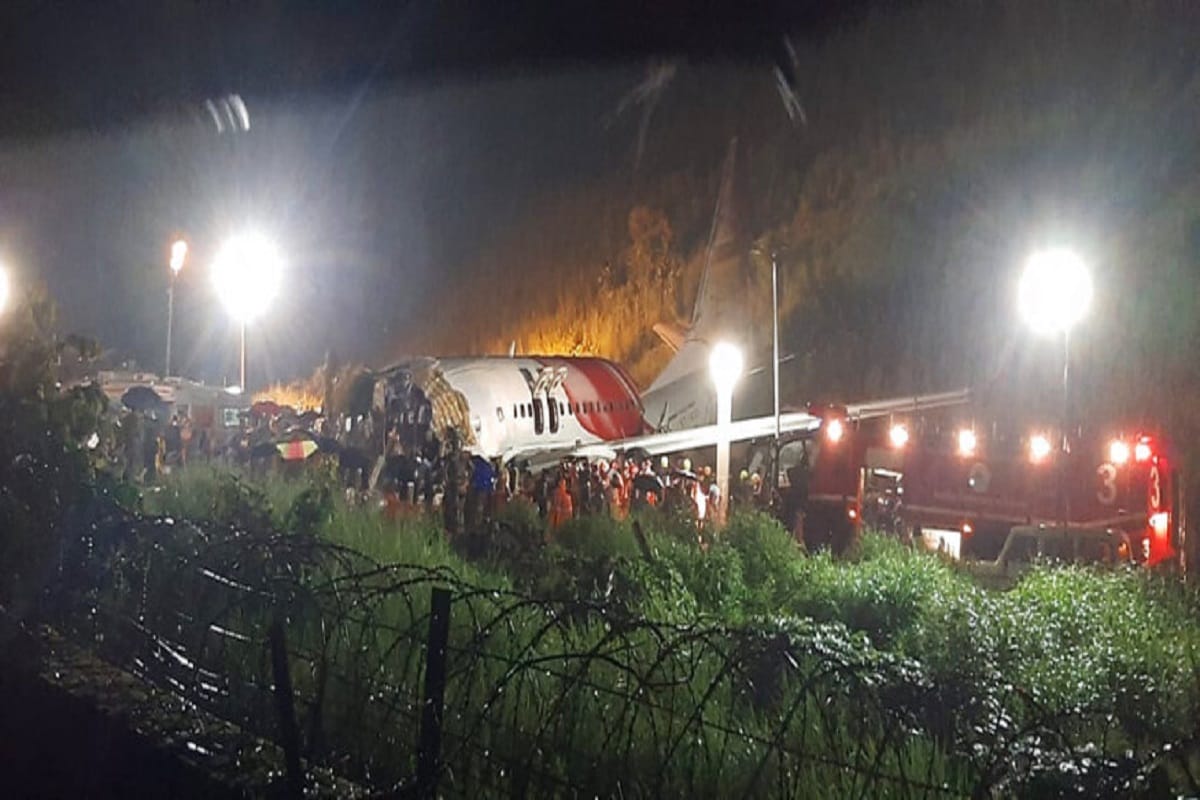 পাশাপাশি আরও একটিপ্রশ্ন উঠে এসেছে ।কোজিকোড়ের 'টেবিল টপ' বিমানবন্দরই কি দুর্ঘটনার পিছনে কারণ? ২০১১ সালেই এক বিশেষজ্ঞ কমিটি তাঁদের রিপোর্টে জানিয়েছিল, টেবিল টপ এবং ছোট রানওয়ে থাকার কারণে কালিকট বা কোজিকোড় বিমানবন্দর বন্ধ করে দেওয়া উচিত। প্রশ্ন উঠেছে, ওই রিপোর্টের এত বছর পরেও কেন বিমানবন্দরে রানওয়ে বাড়ানো বা বন্ধ করে দেওয়ার কথা ভাবা হল না! পাশাপাশি আরও একটিপ্রশ্ন উঠে এসেছে ।কোজিকোড়ের 'টেবিল টপ' বিমানবন্দরই কি দুর্ঘটনার পিছনে কারণ? ২০১১ সালেই এক বিশেষজ্ঞ কমিটি তাঁদের রিপোর্টে জানিয়েছিল, টেবিল টপ এবং ছোট রানওয়ে থাকার কারণে কালিকট বা কোজিকোড় বিমানবন্দর বন্ধ করে দেওয়া উচিত। প্রশ্ন উঠেছে, ওই রিপোর্টের এত বছর পরেও কেন বিমানবন্দরে রানওয়ে বাড়ানো বা বন্ধ করে দেওয়ার কথা ভাবা হল না!